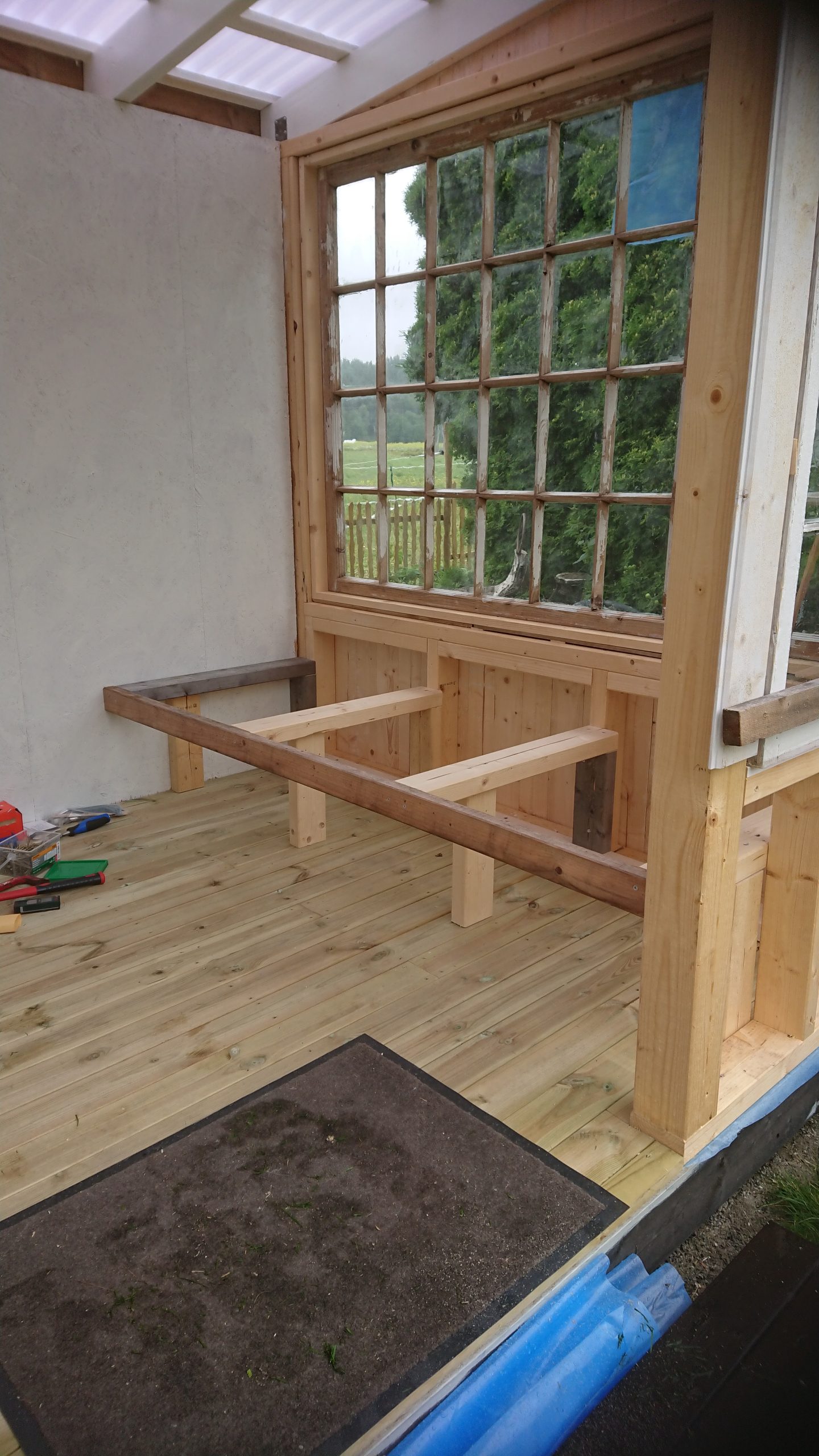 Litet uterum med fönster från 1865