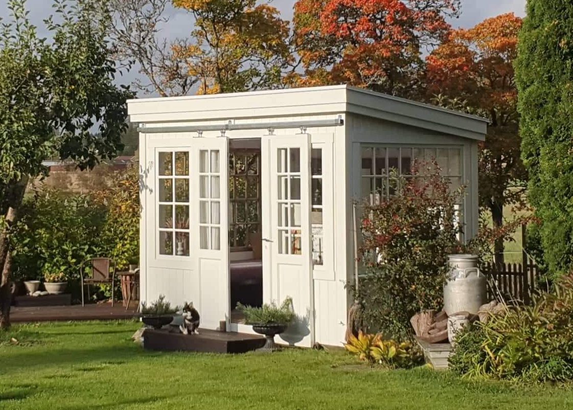 Liten hagestue med vinduer fra 1865