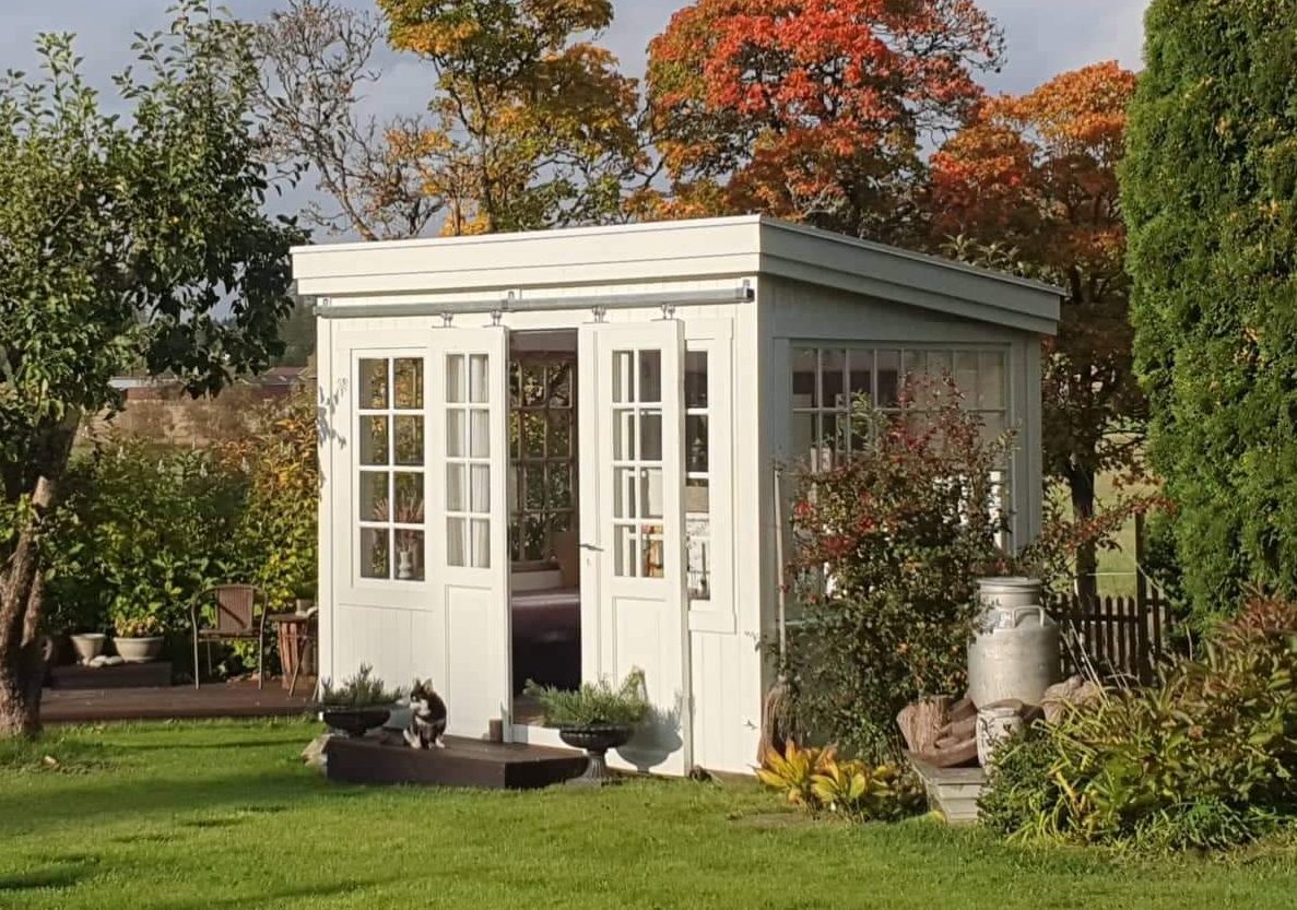 Lille havestue med vinduer fra 1865