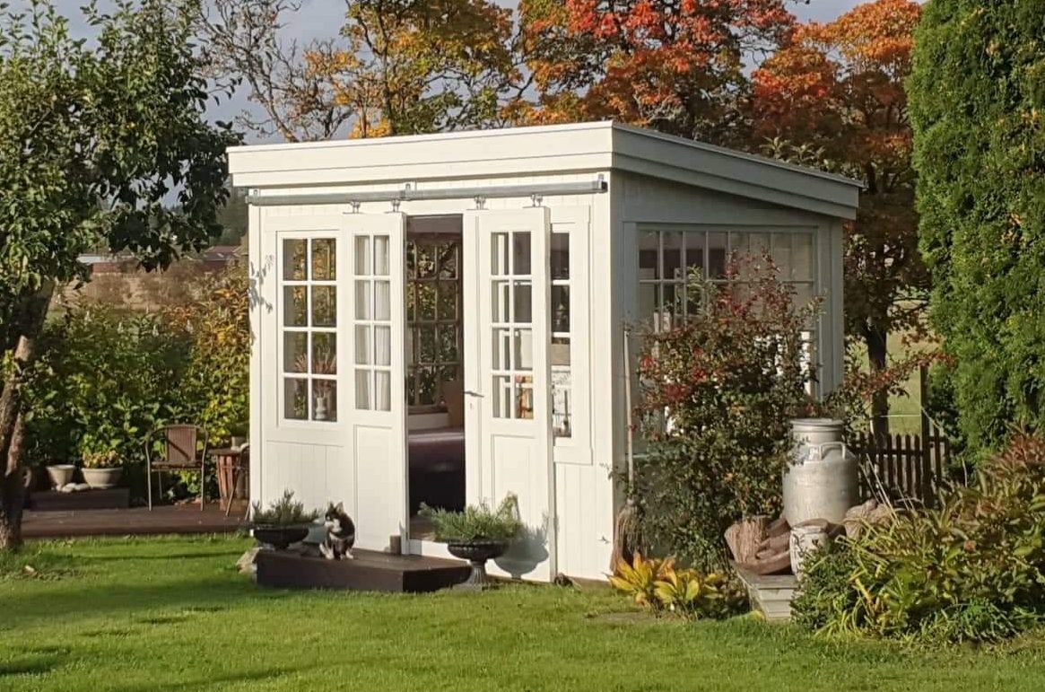 Pieni pihavaja vuoden 1865 ikkunoilla