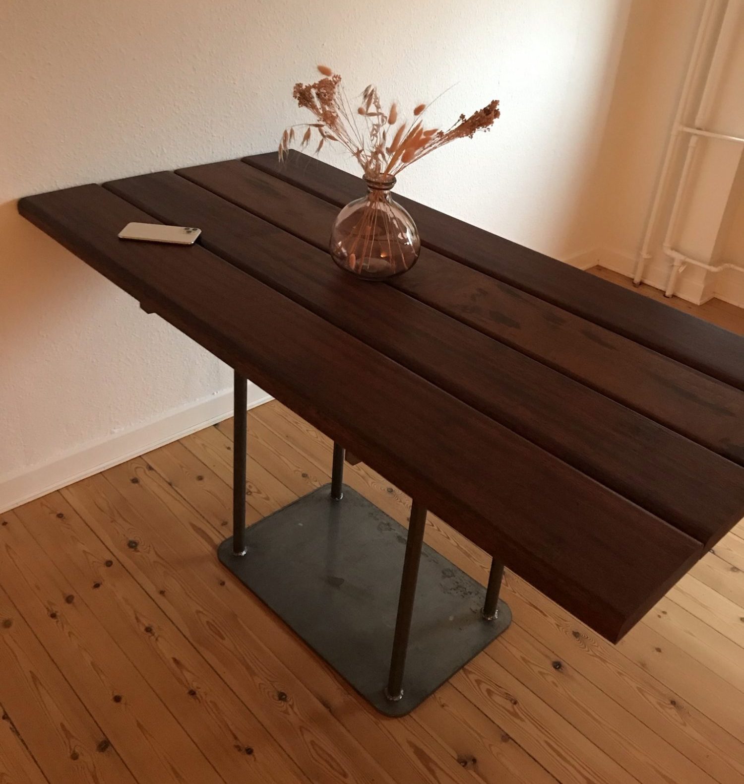 Mahognibord af genbrugsbrædder