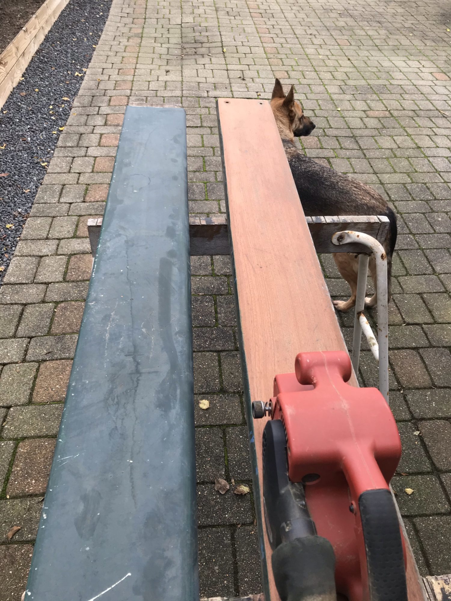 Mahognibord af genbrugsbrædder