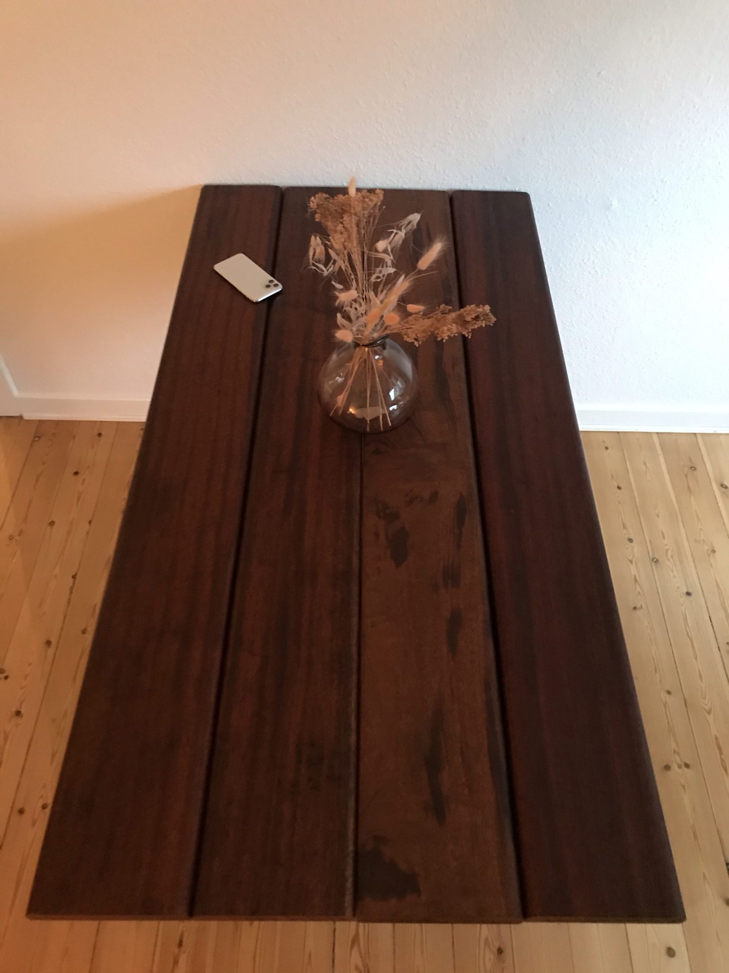 Mahognibord af genbrugsbrædder