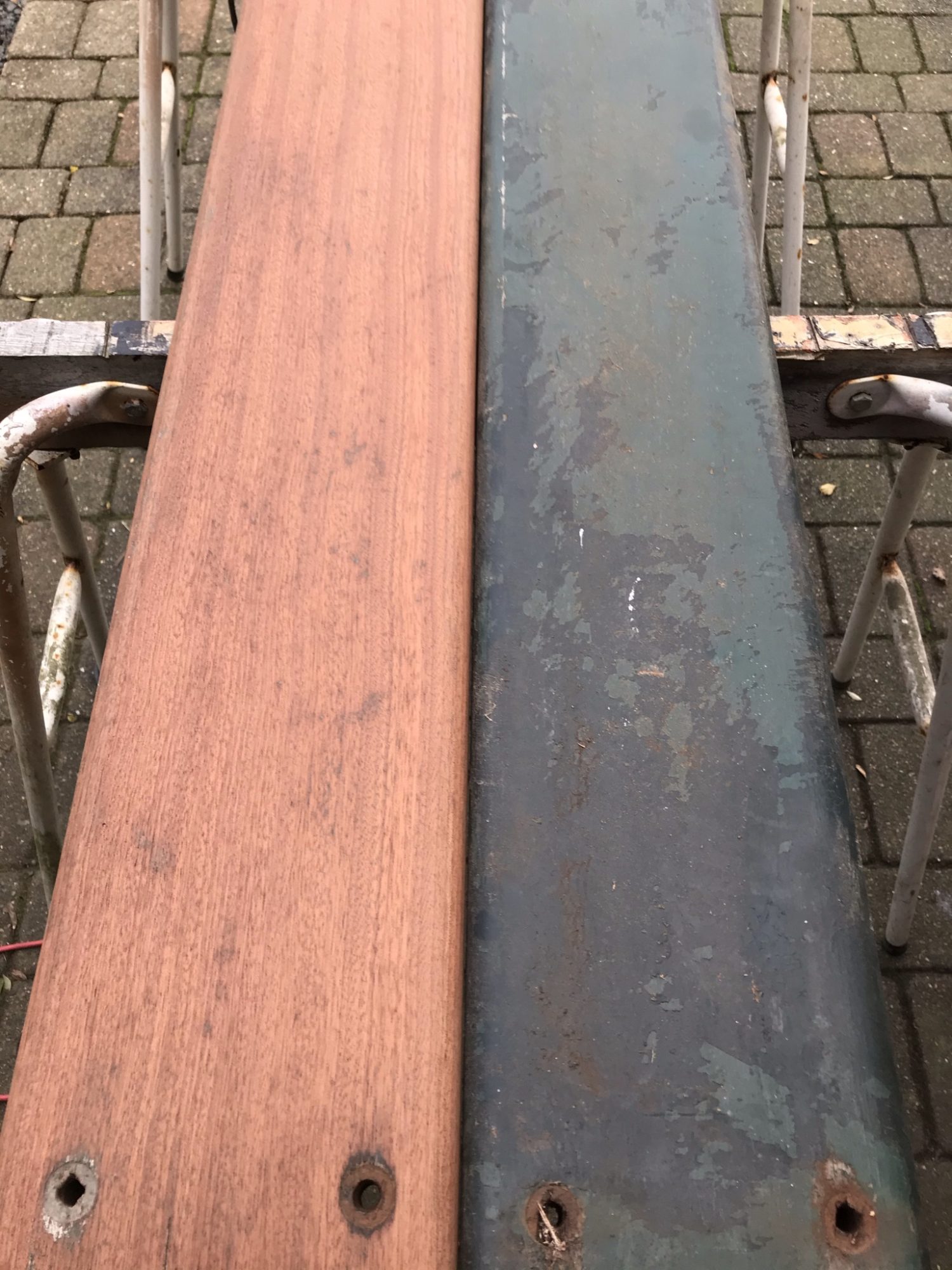 Mahognibord af genbrugsbrædder