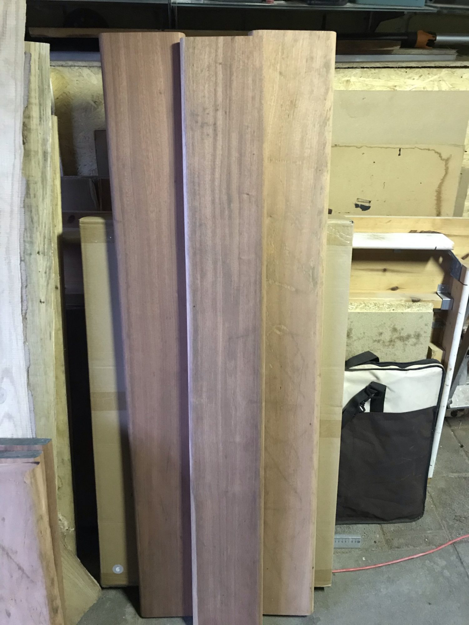 Mahognibord af genbrugsbrædder