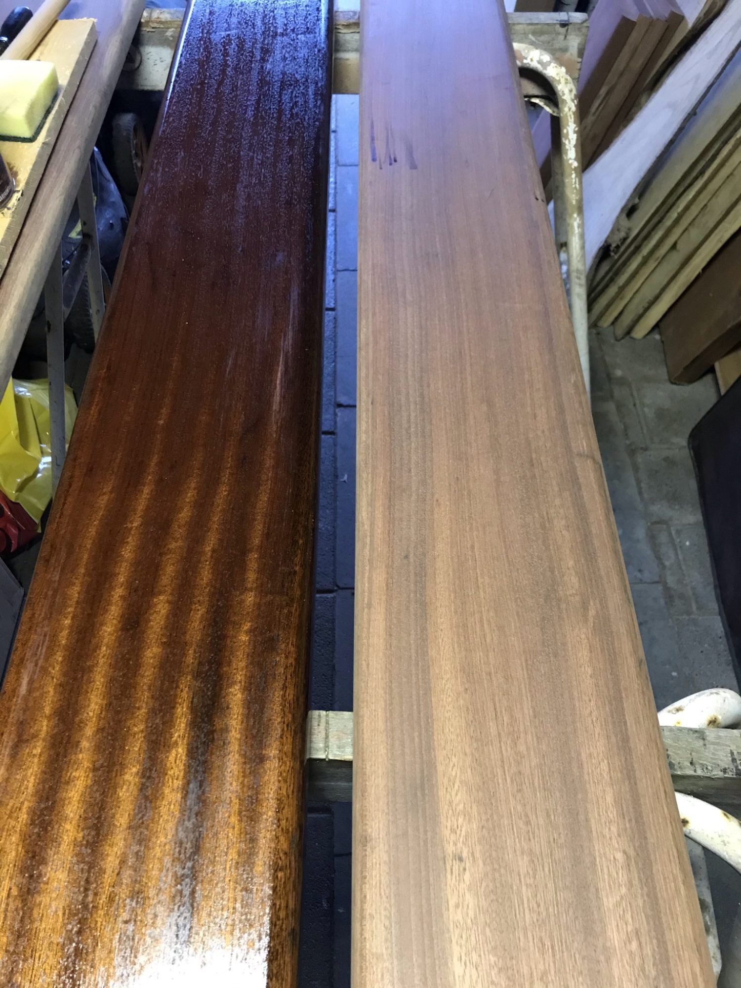 Mahognibord af genbrugsbrædder