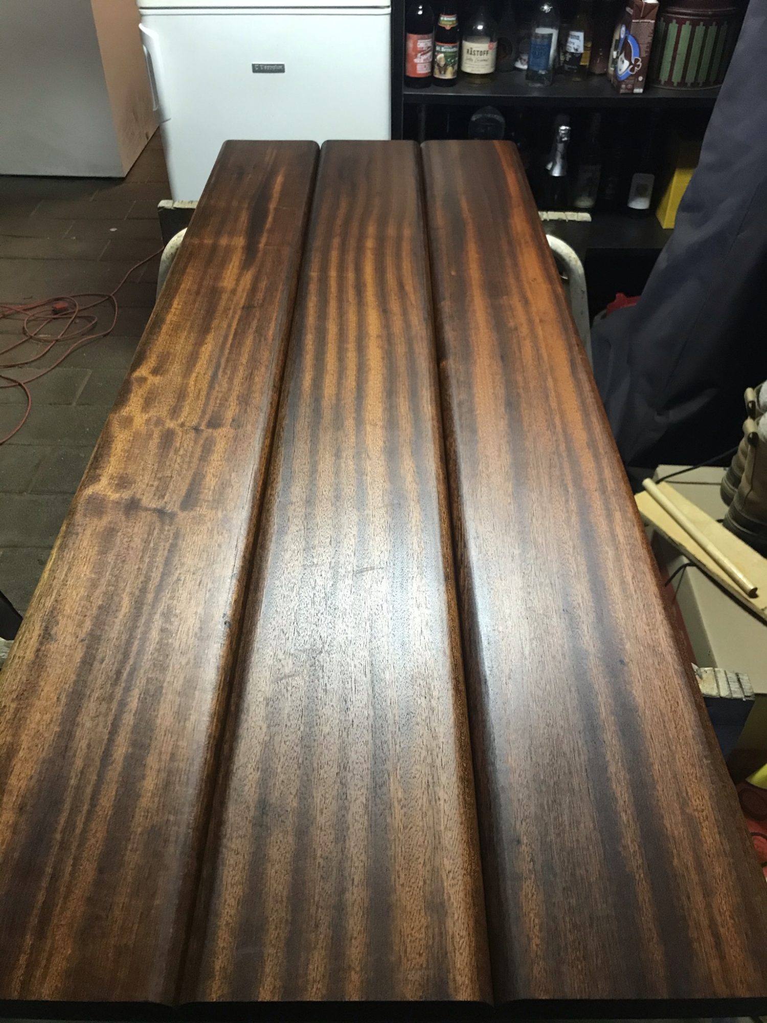 Mahognibord af genbrugsbrædder