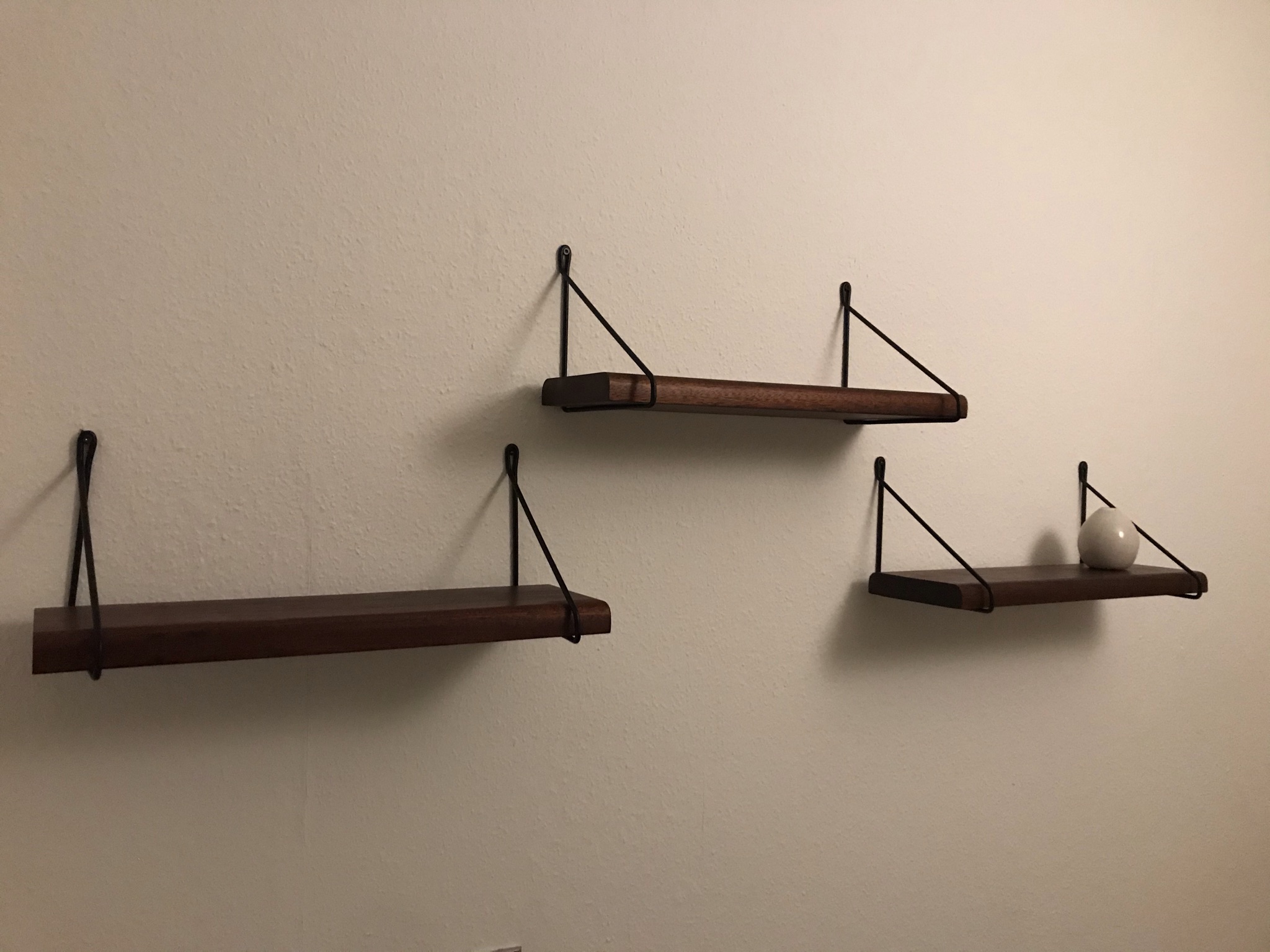 Mahognibord af genbrugsbrædder