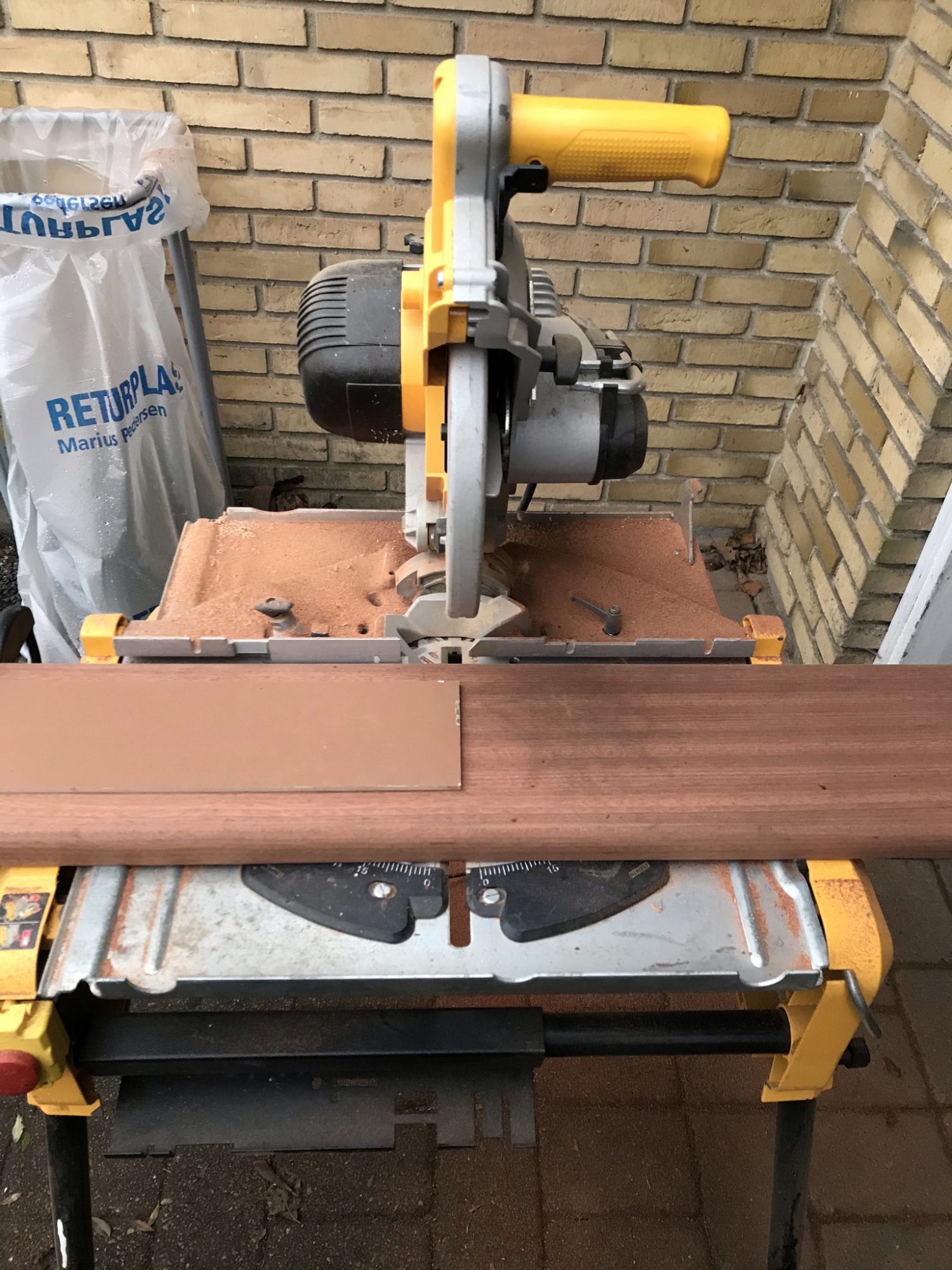 Mahognibord af genbrugsbrædder