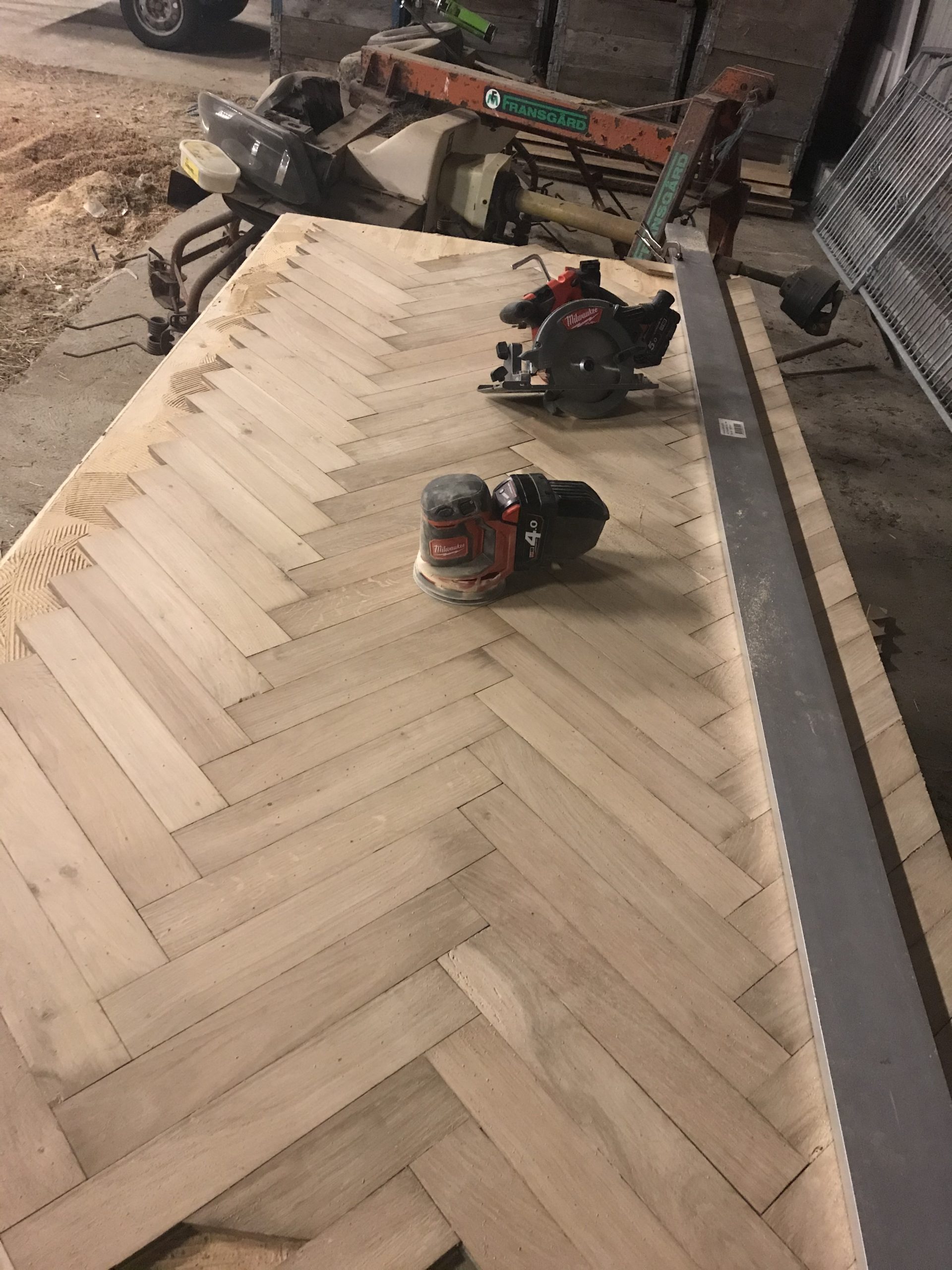 Spisebord med sildebens-parket