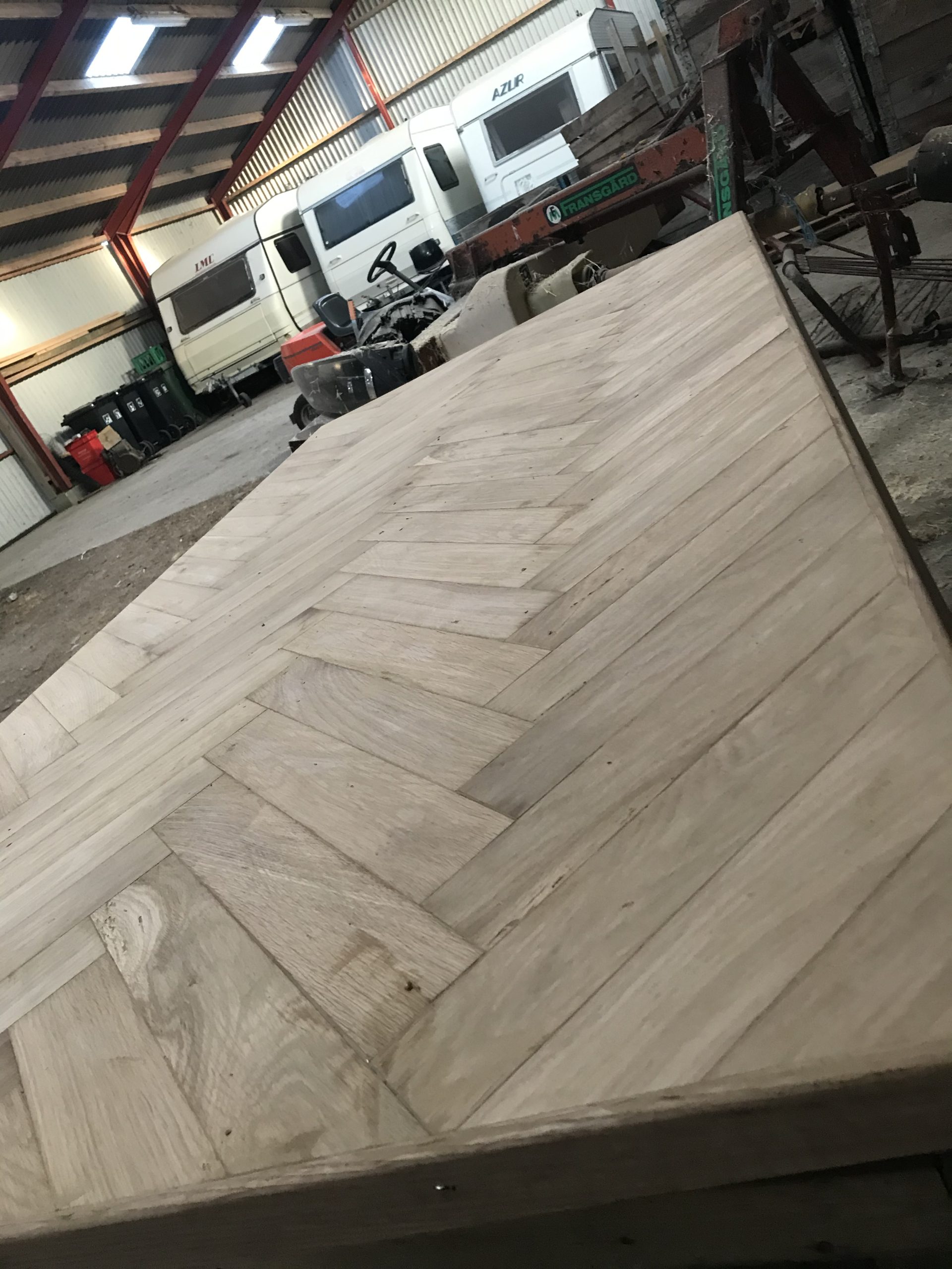 Spisebord med sildebens-parket