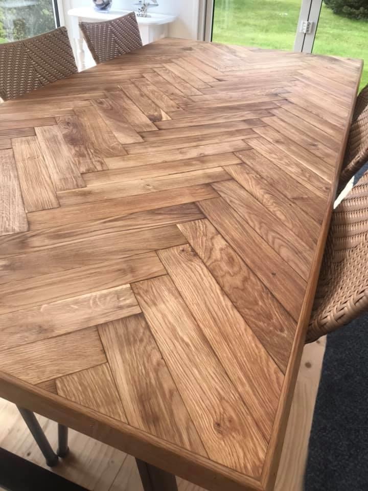 Spisebord med sildebens-parket