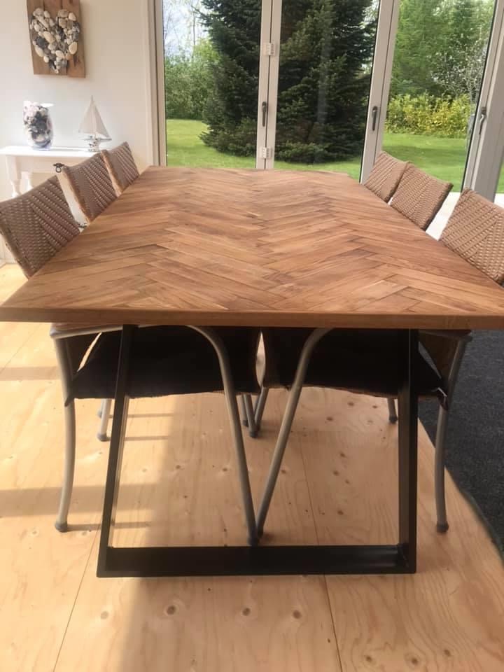 Spisebord med sildebens-parket