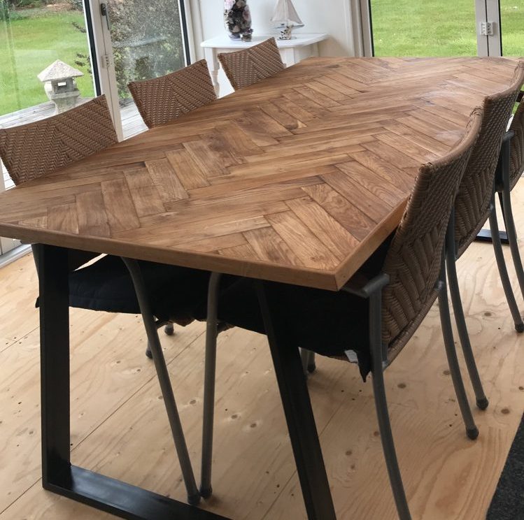 Spisebord med sildebens-parket