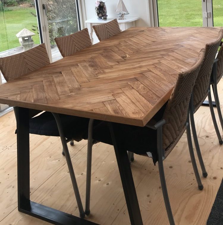 Spisebord med fiskebensparkett