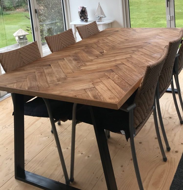 Matbord med fiskbensparkett