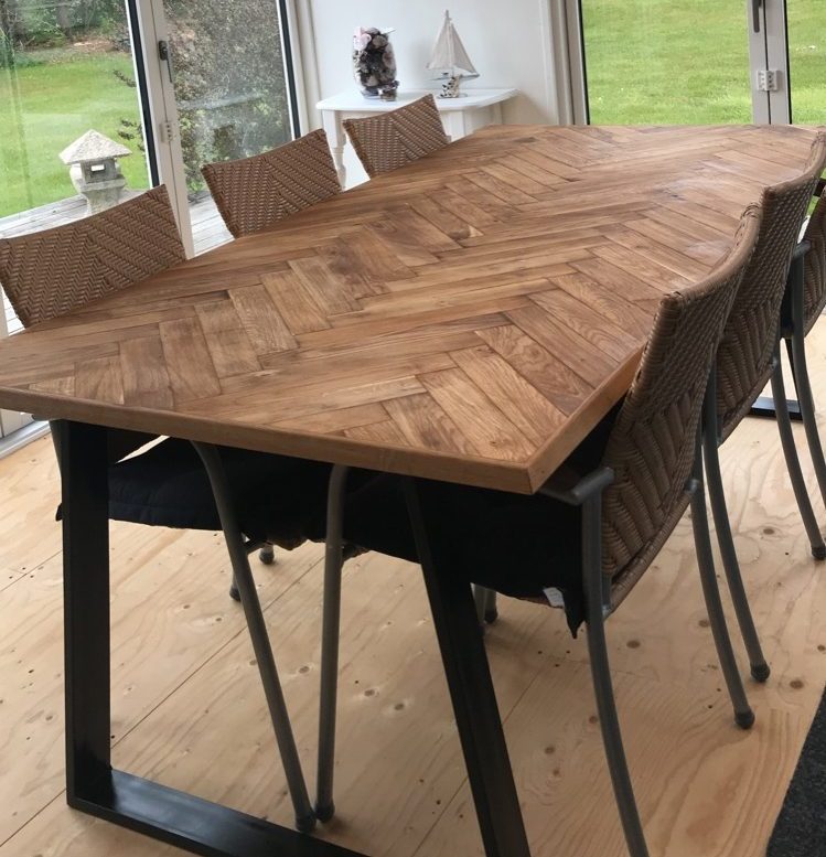 Ruokapöytä kalanruotoparketilla