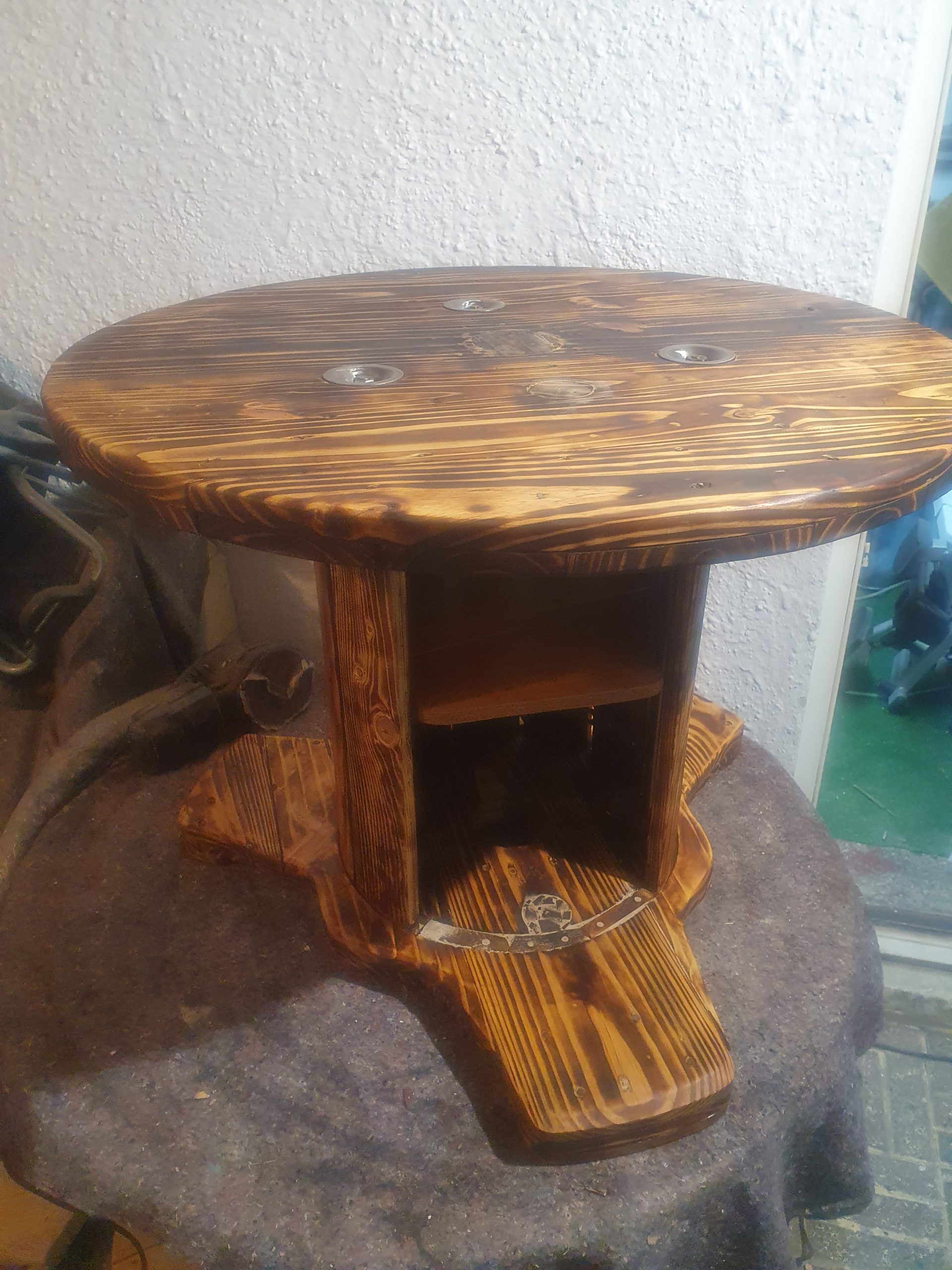 Bord af genbrugt kabeltromle