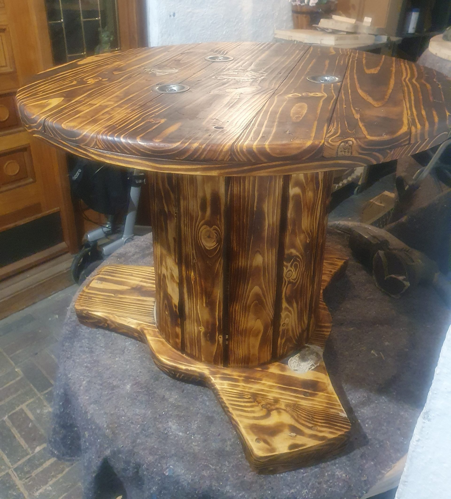 Pöytä vanhasta kaapelikelasta