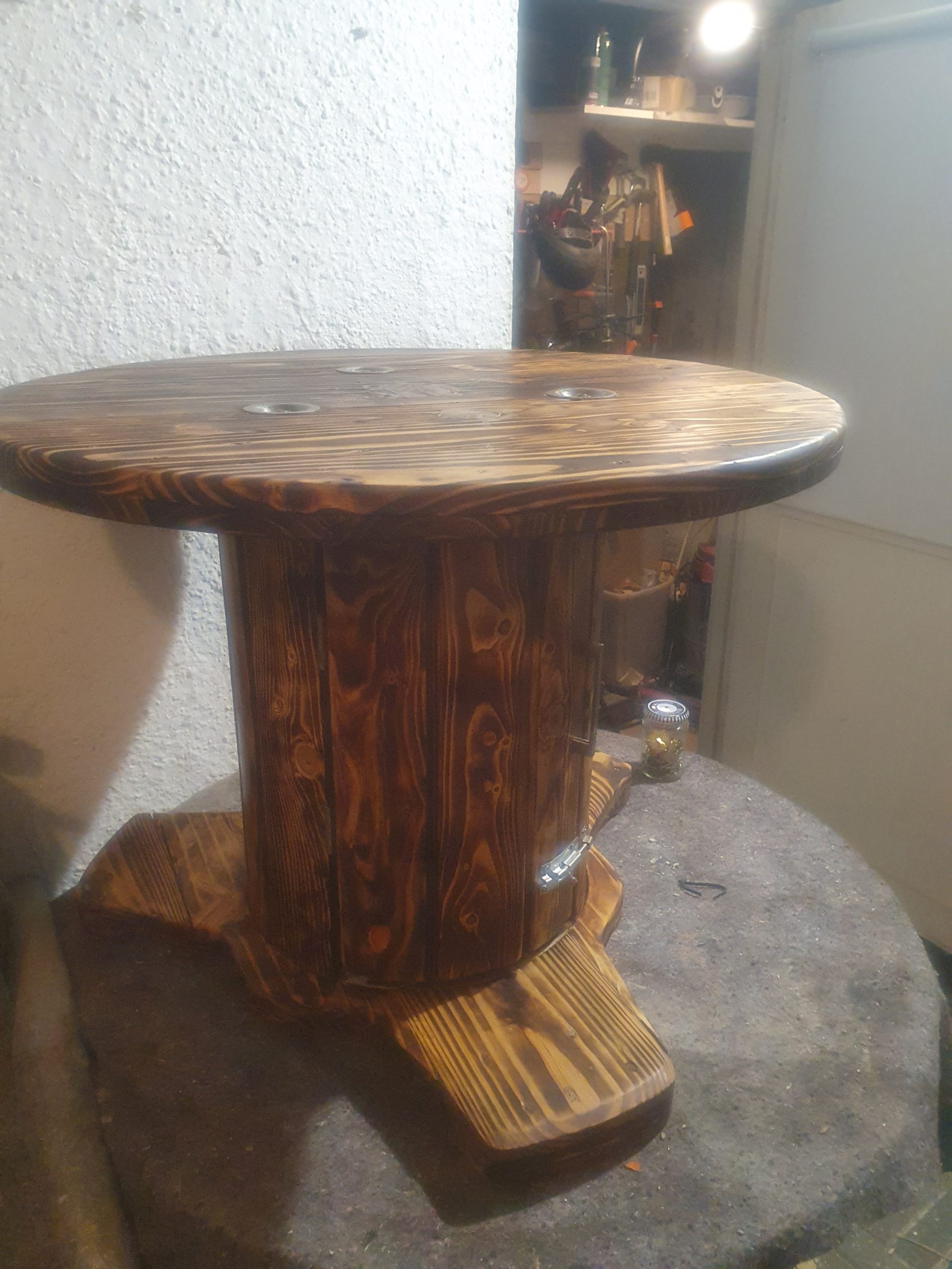 Bord af genbrugt kabeltromle