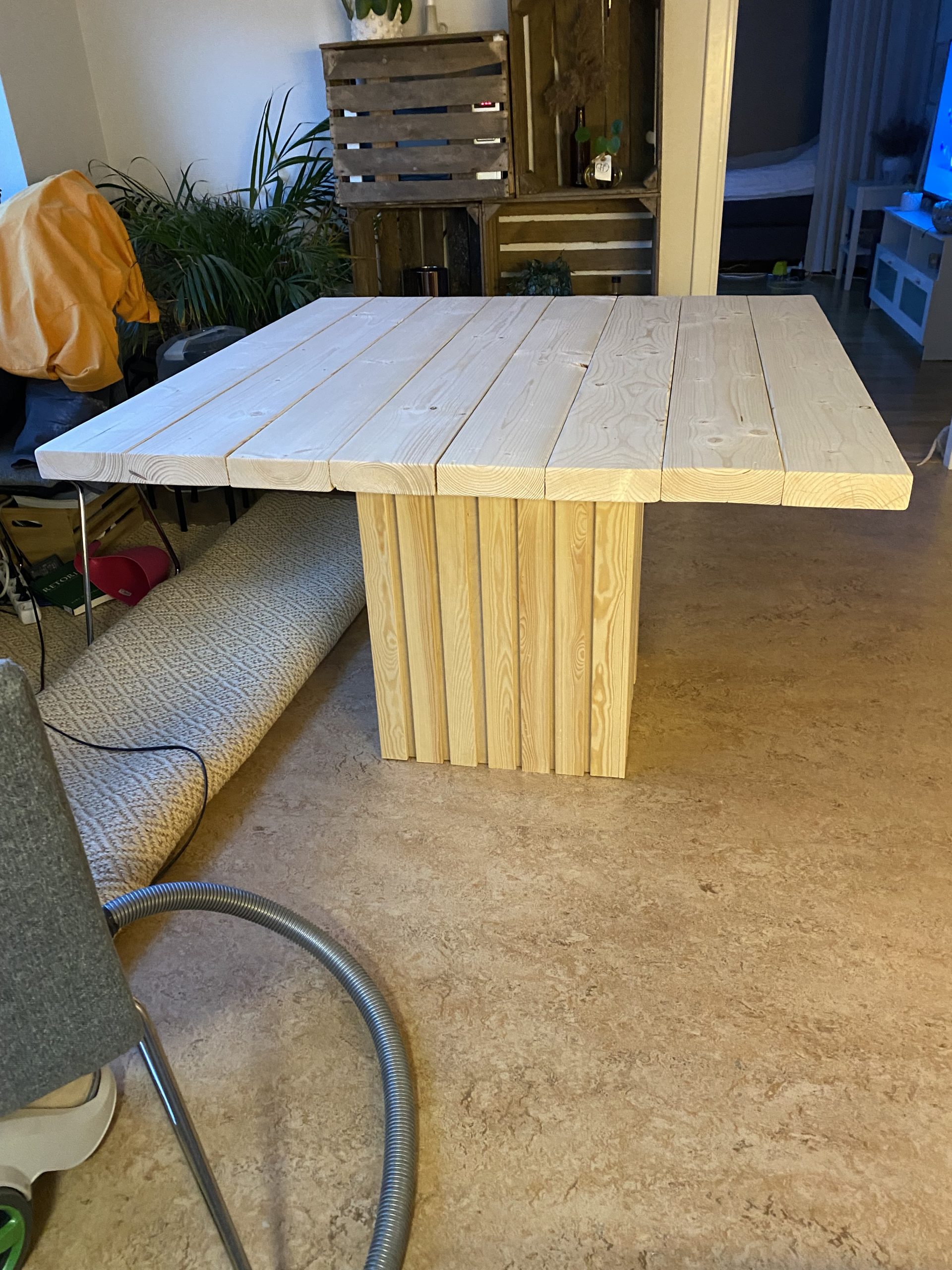 Spisebord med sokkel