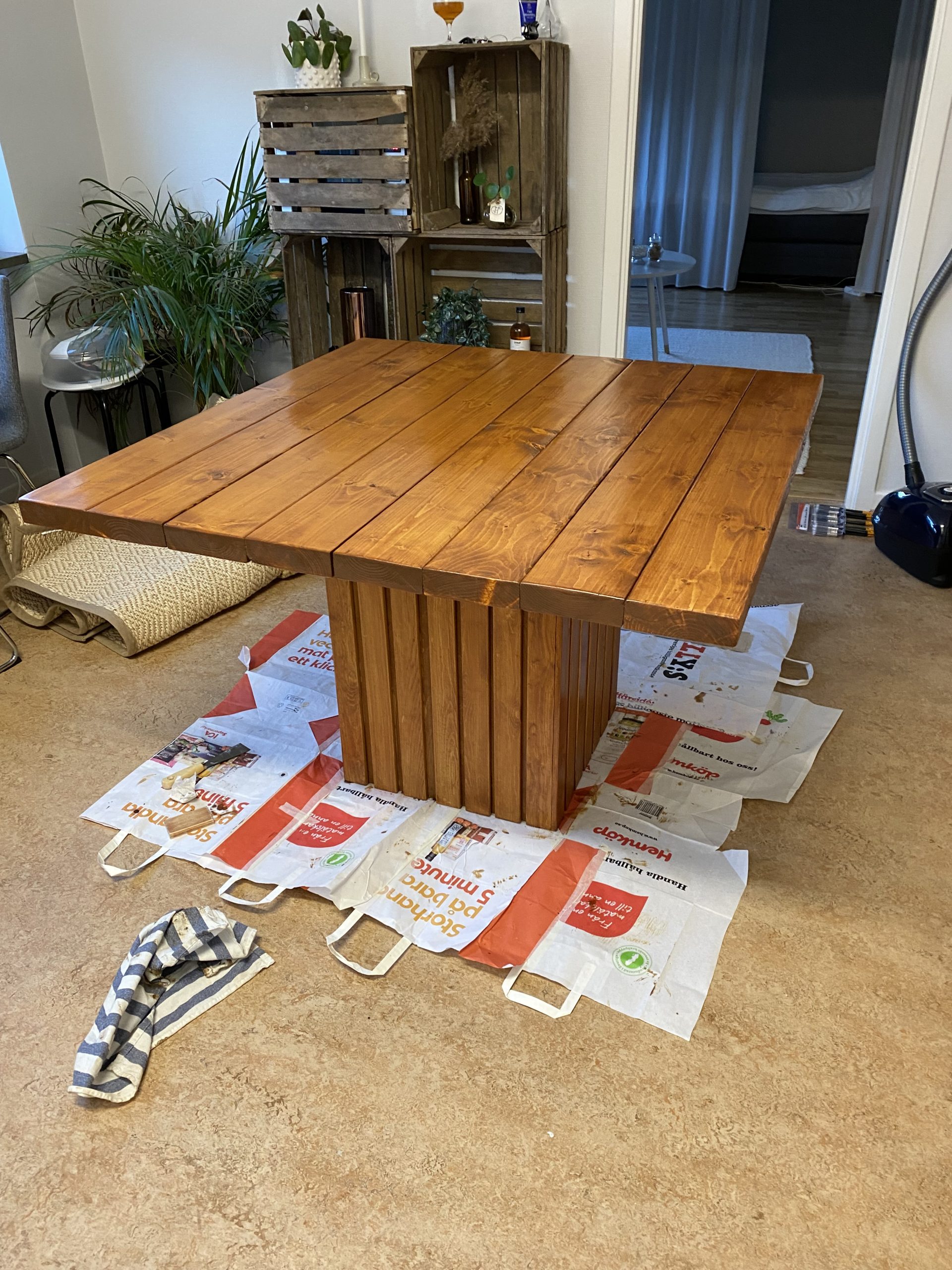 Spisebord med sokkel