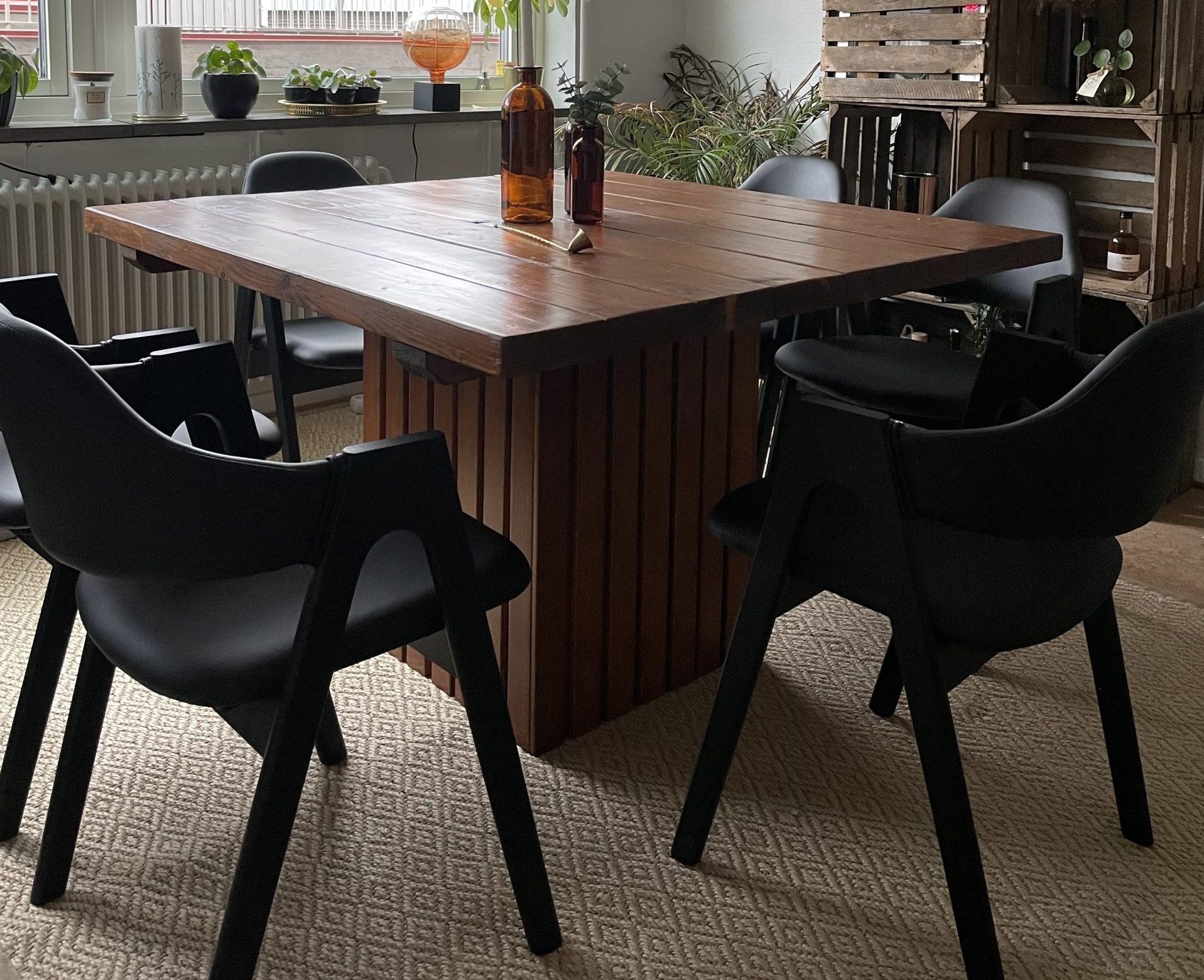 Spisebord med sokkel