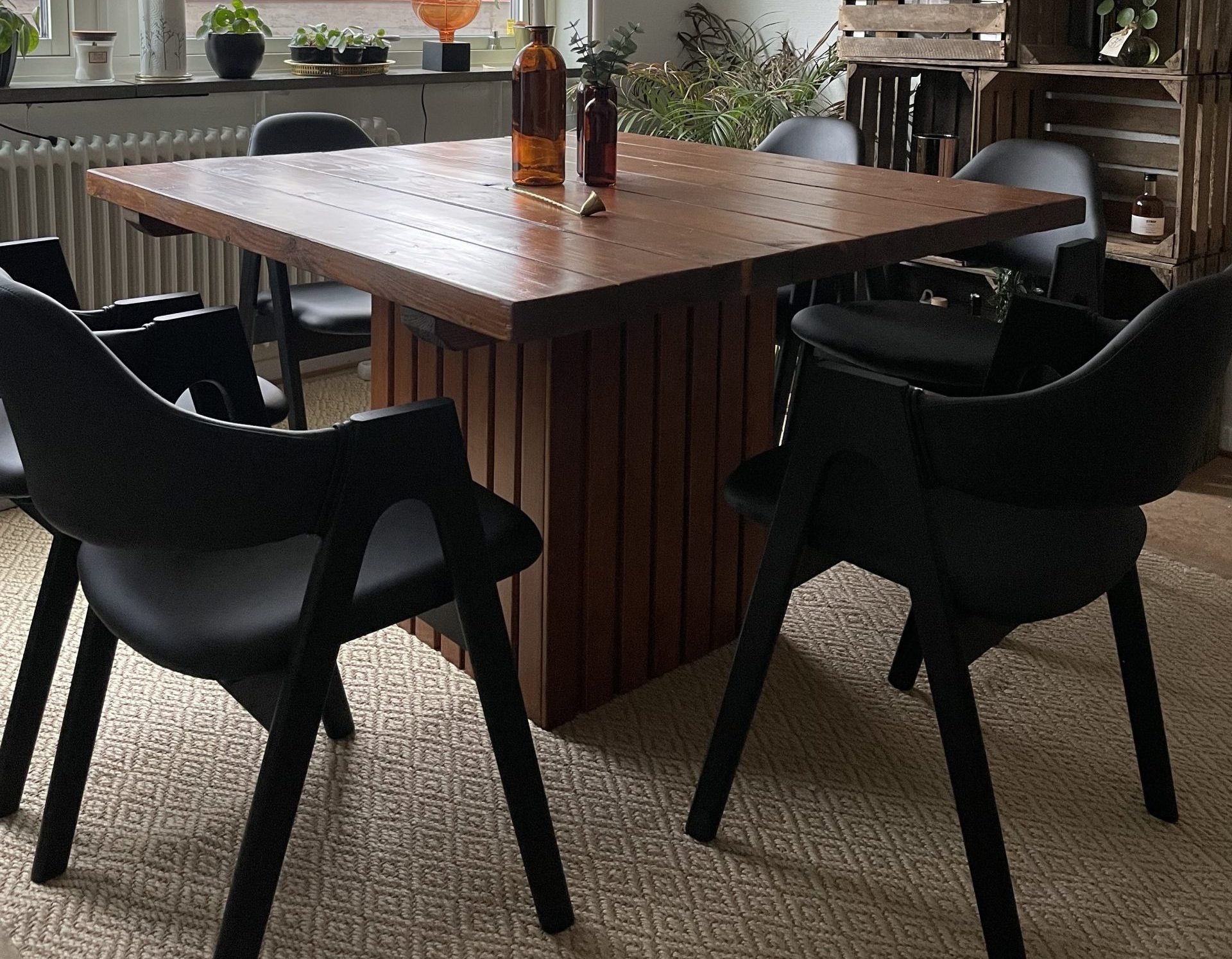 Spisebord med sokkel