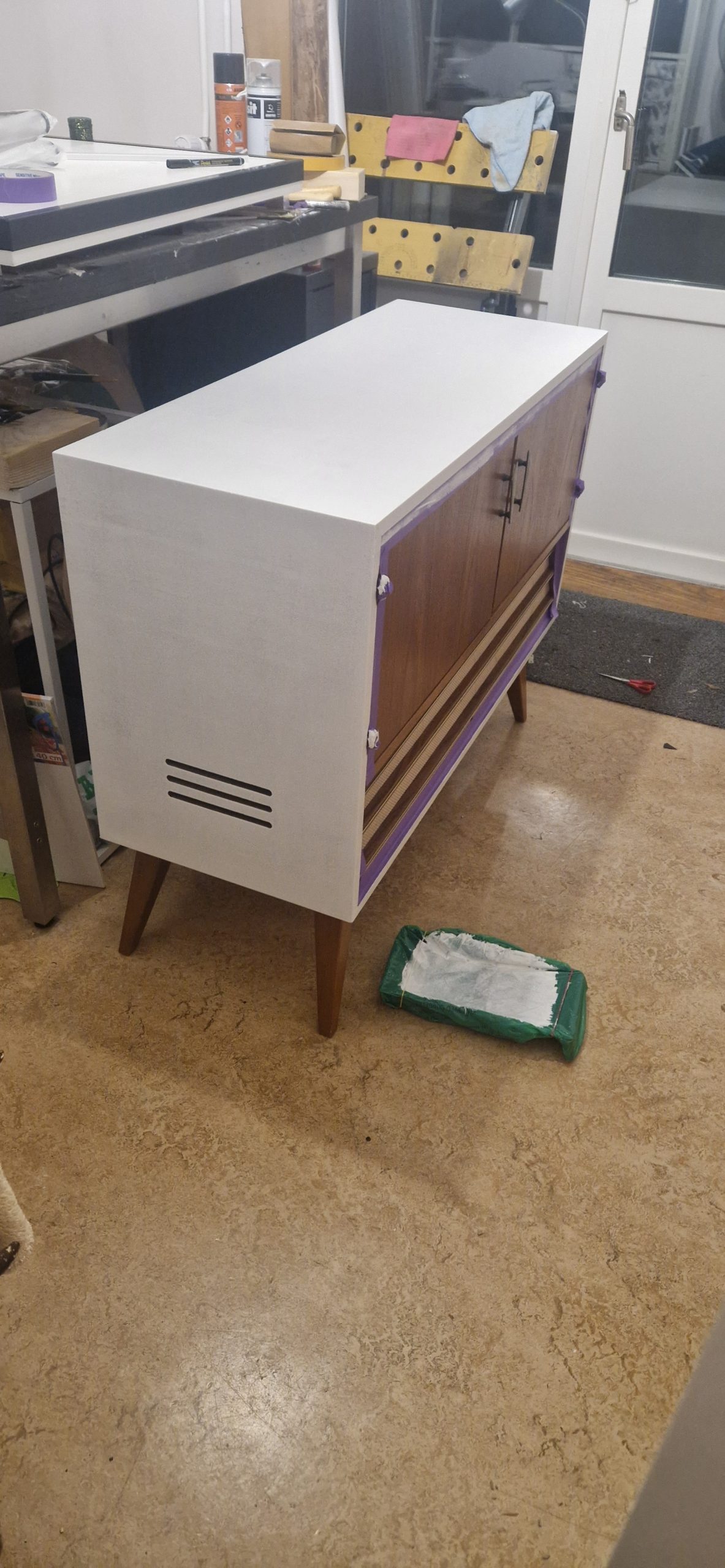 Yhdistetty radio- ja baarikaappi