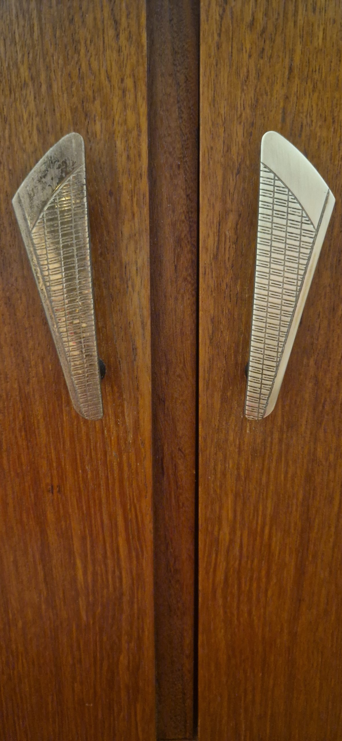 Yhdistetty radio- ja baarikaappi