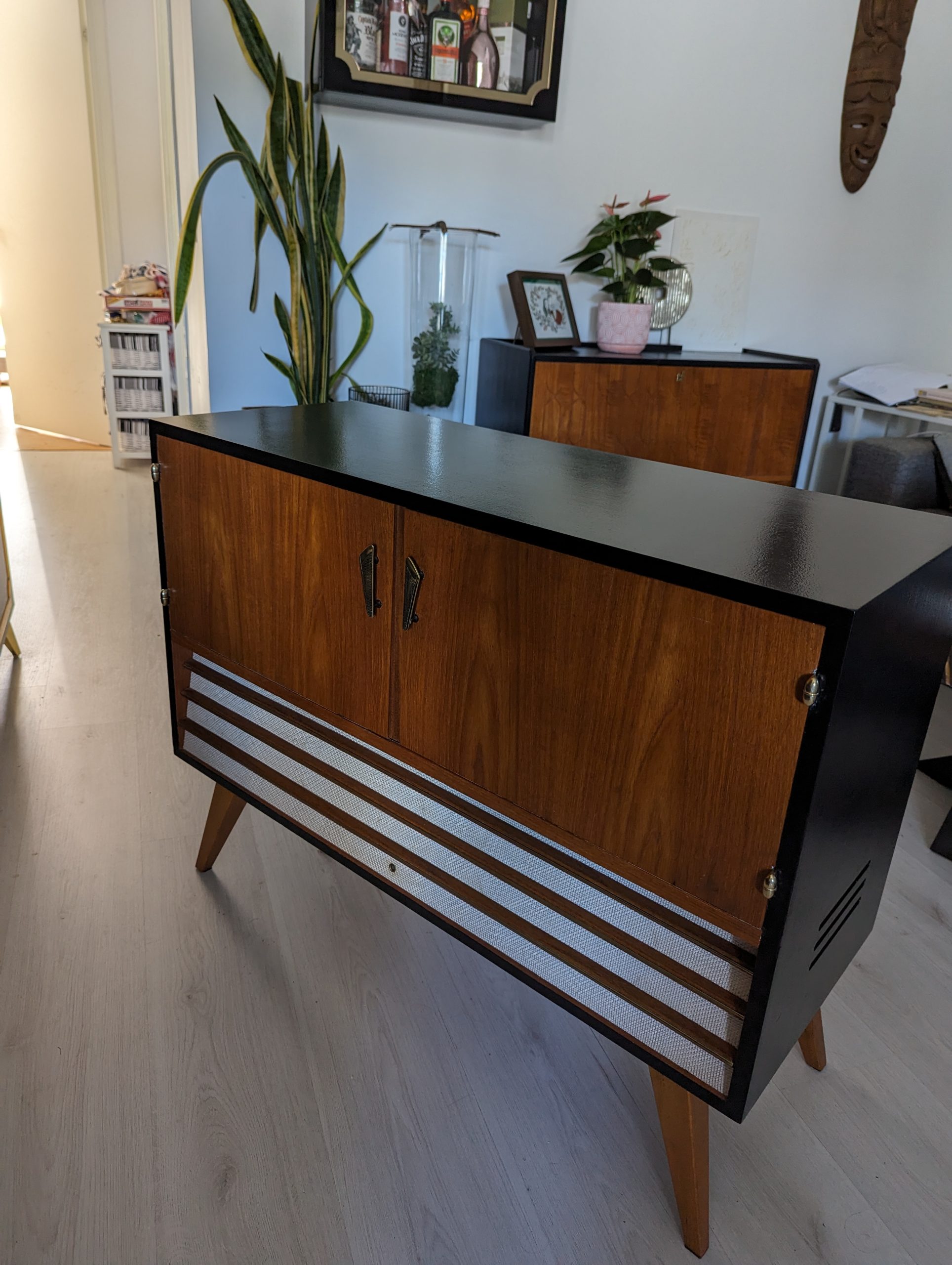 Yhdistetty radio- ja baarikaappi