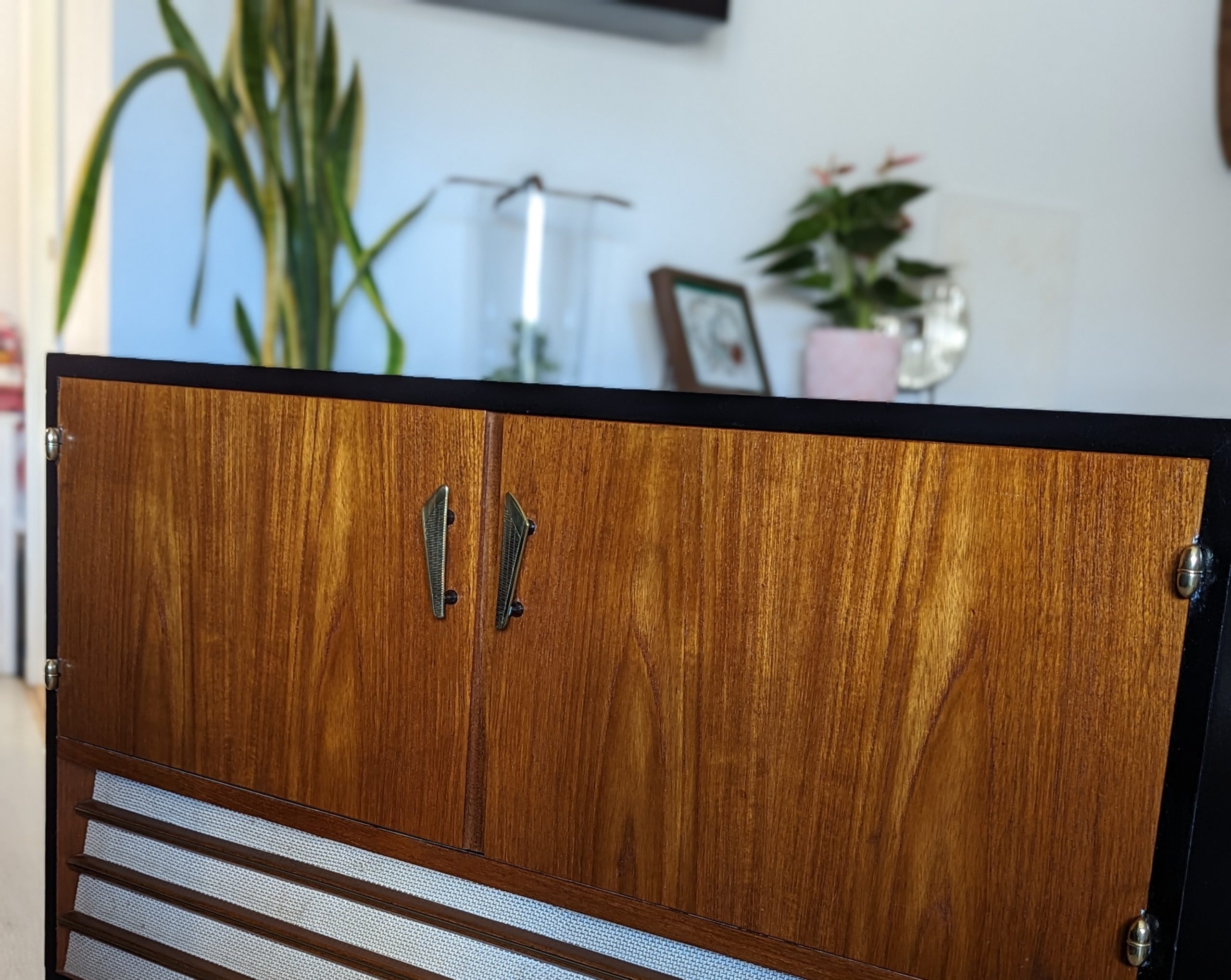 Yhdistetty radio- ja baarikaappi