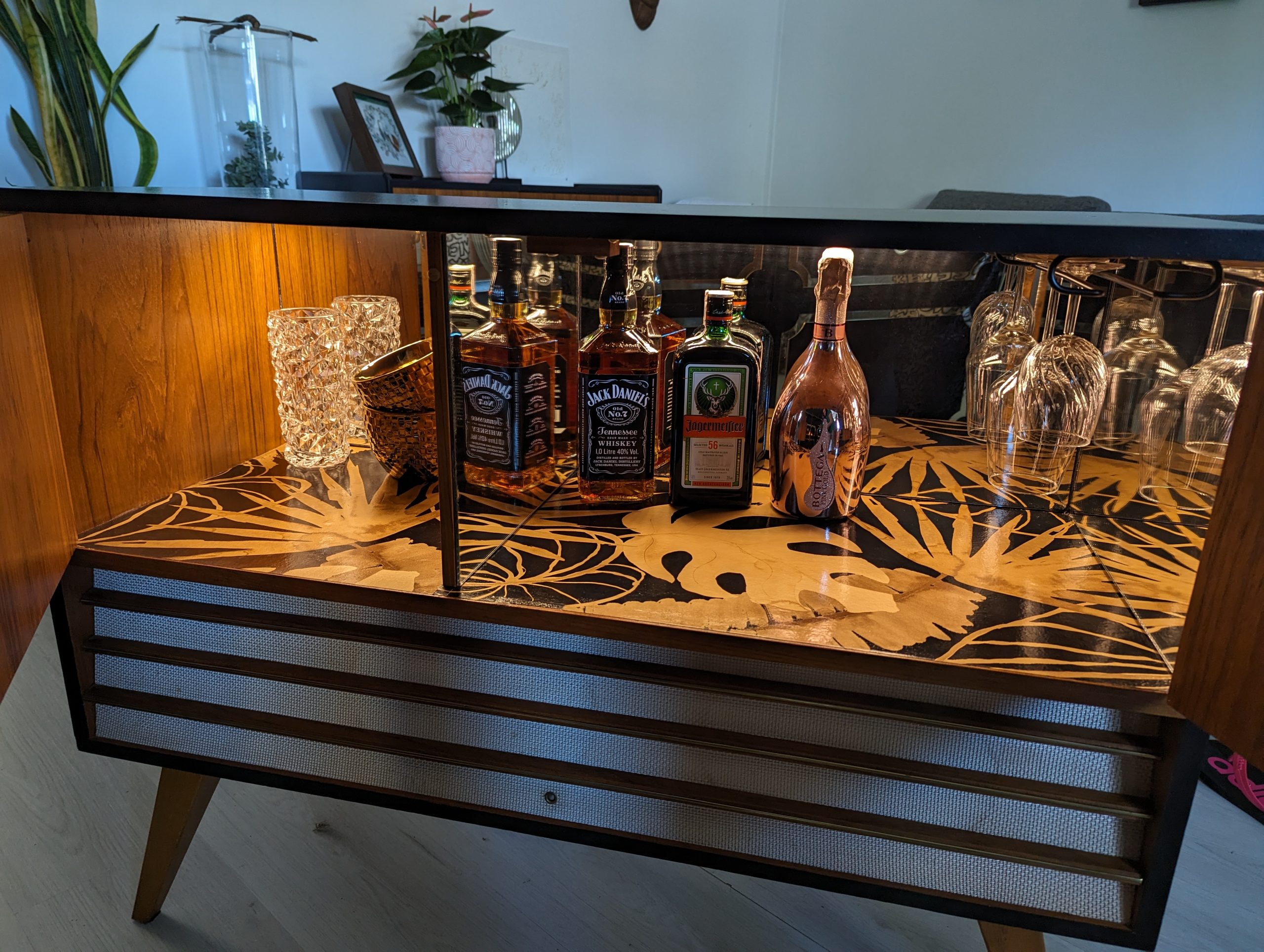 Yhdistetty radio- ja baarikaappi