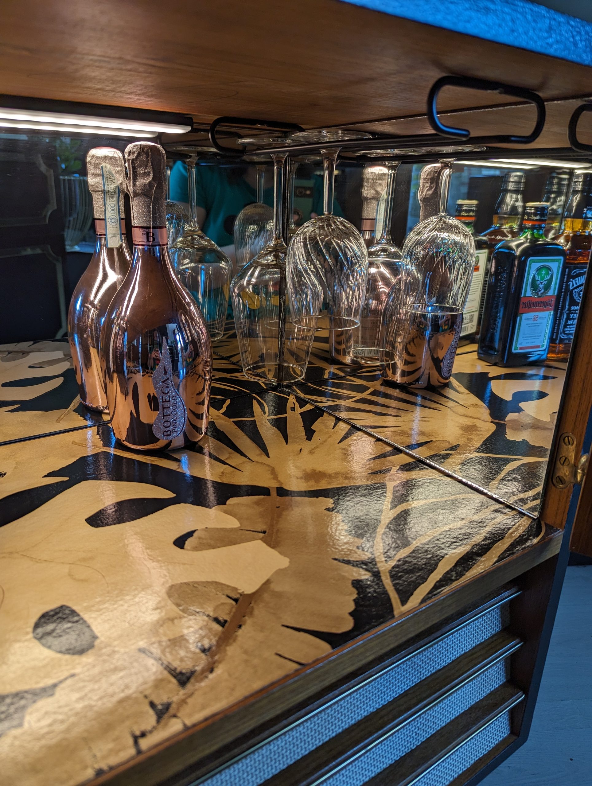 Kombineret radio og barskab