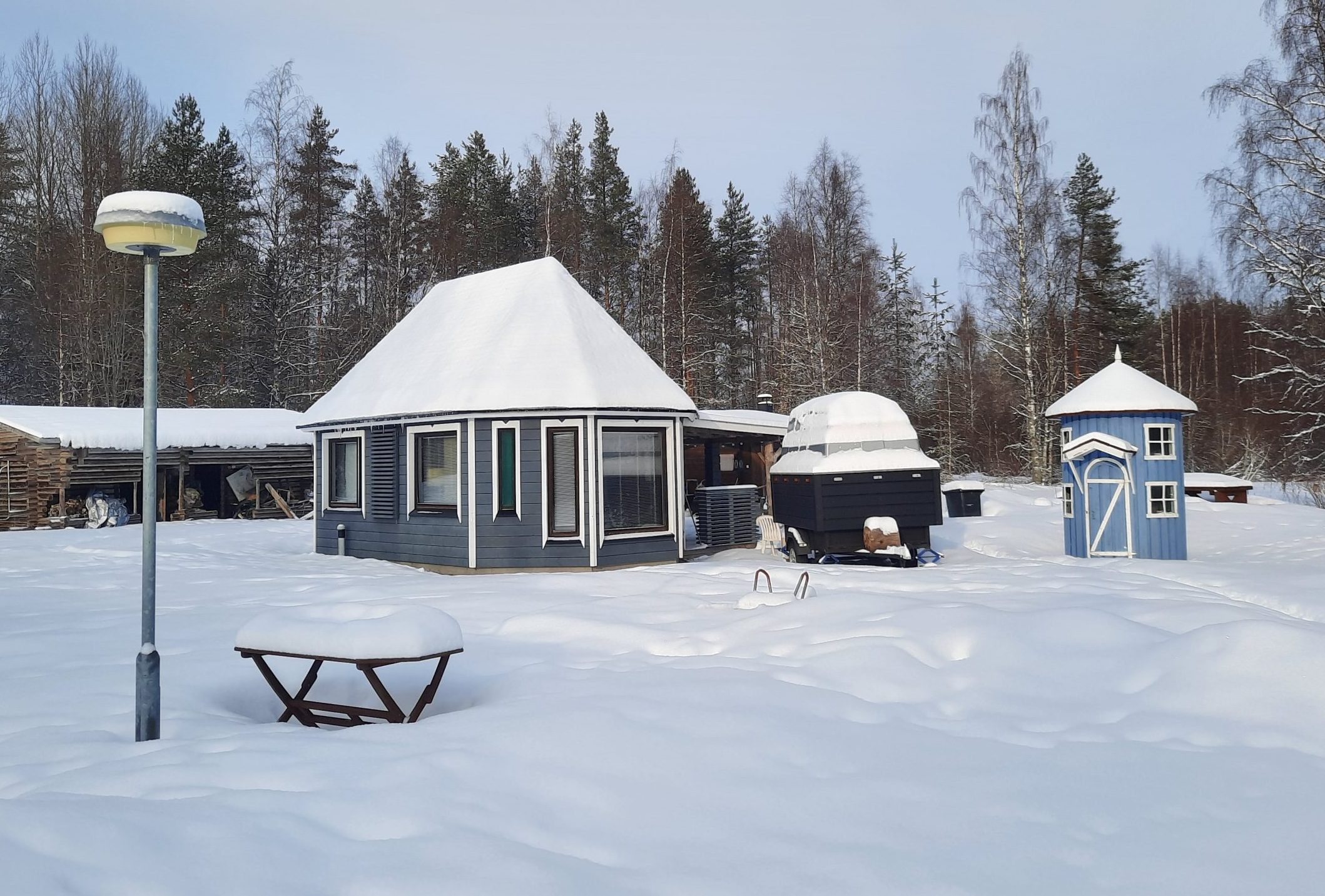 Miesluola pienellä terassilla