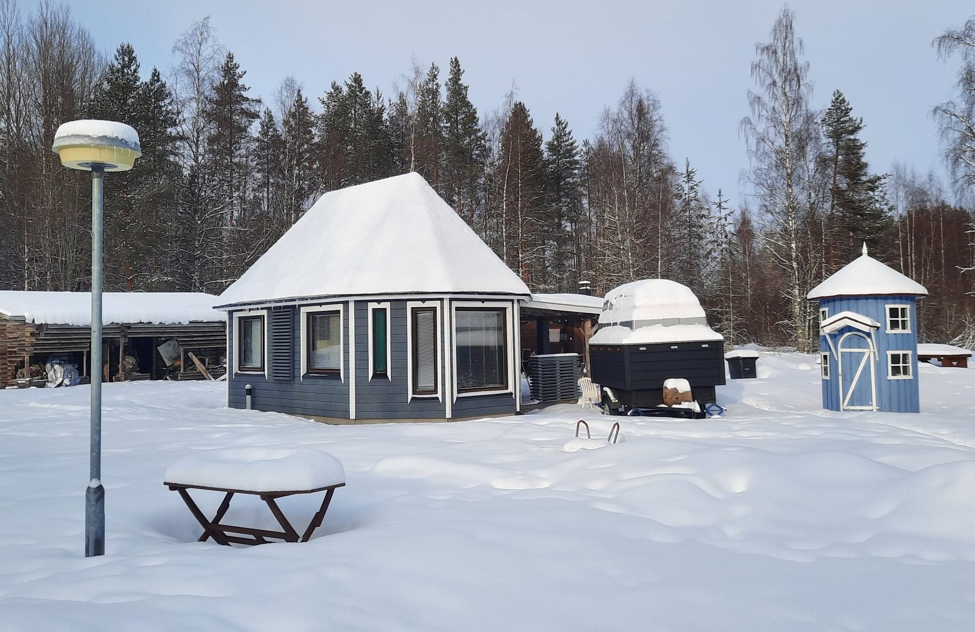 Mancave med lille terrasse