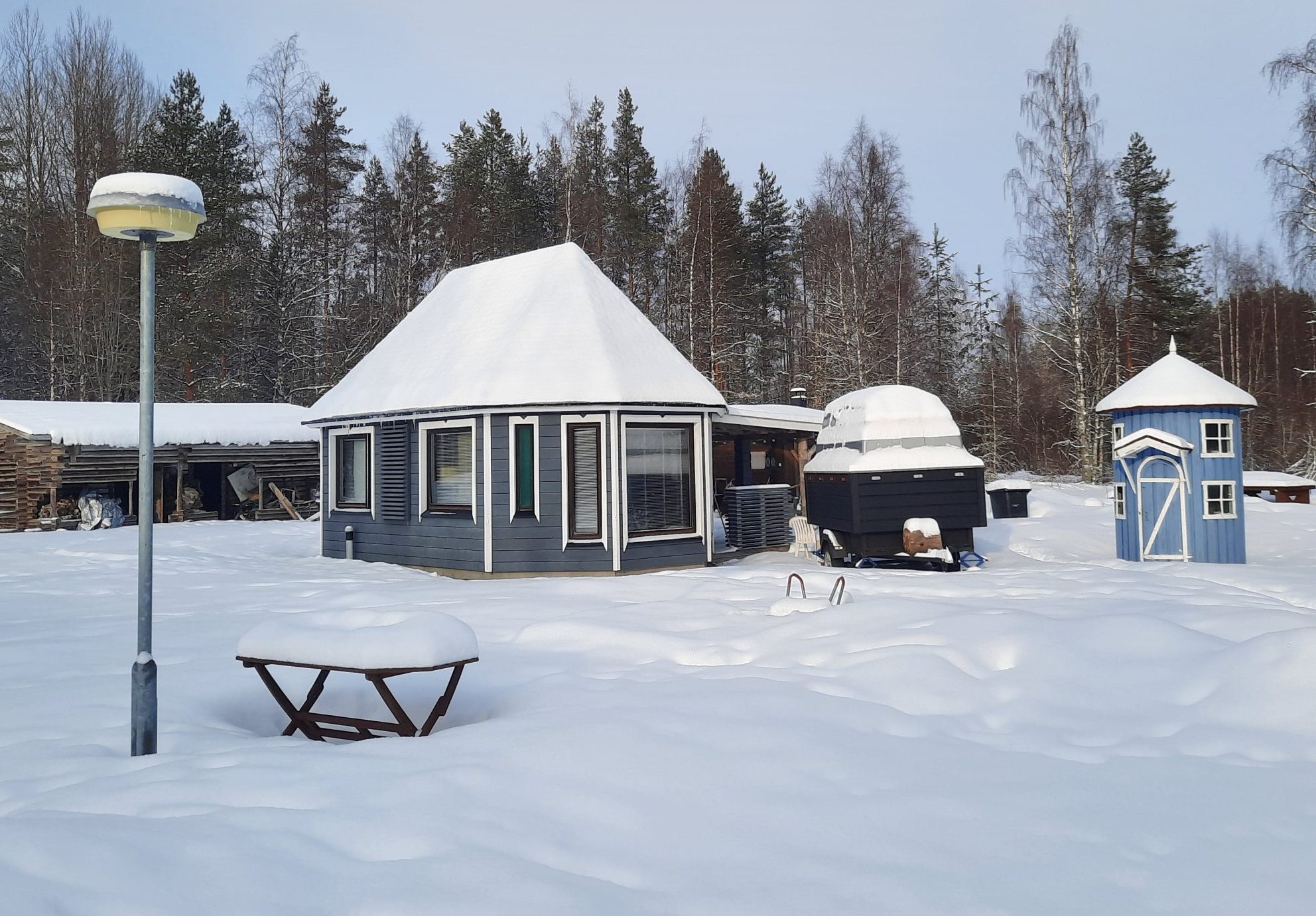 Mancave med liten terrasse