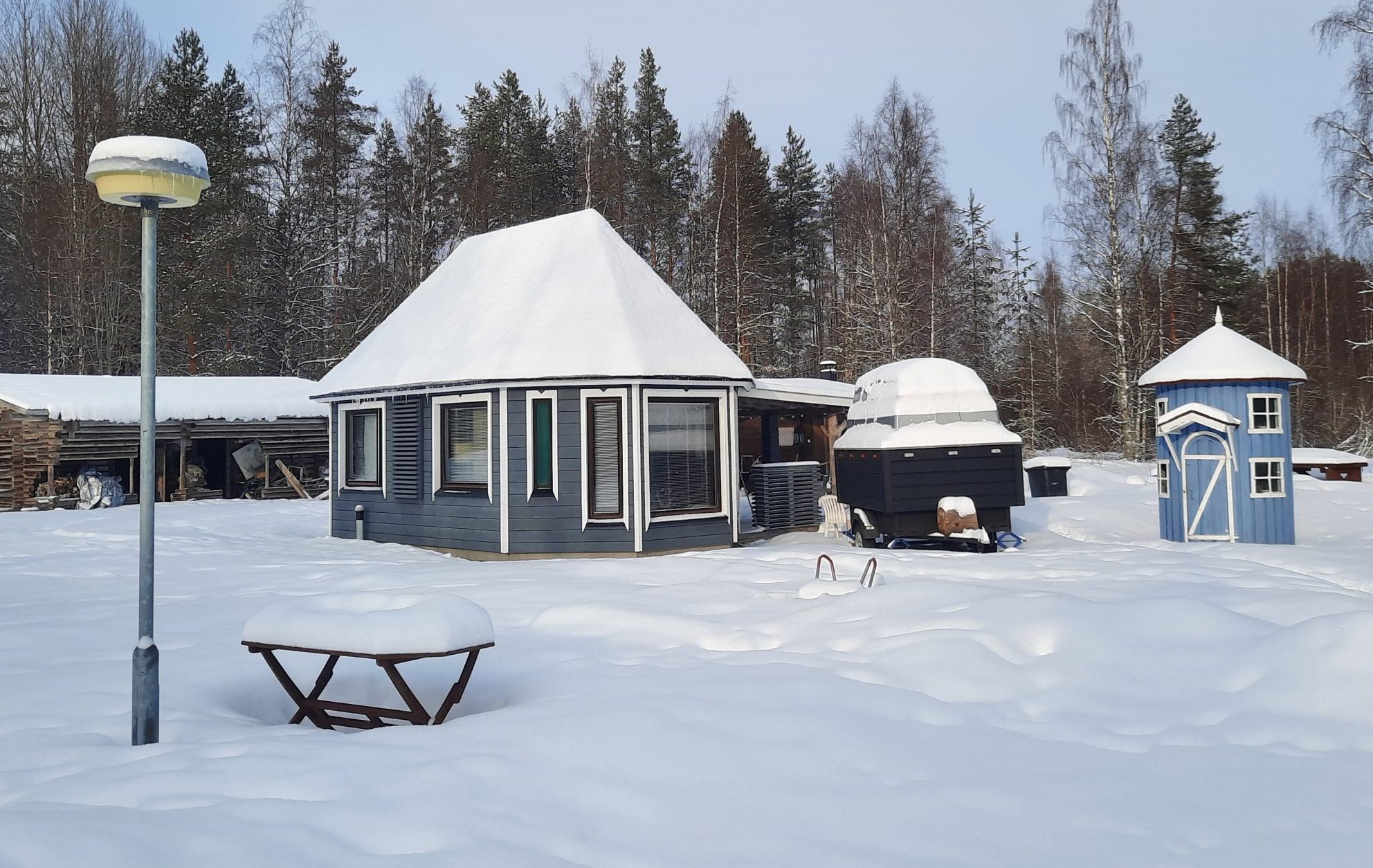 Man cave med liten terrass