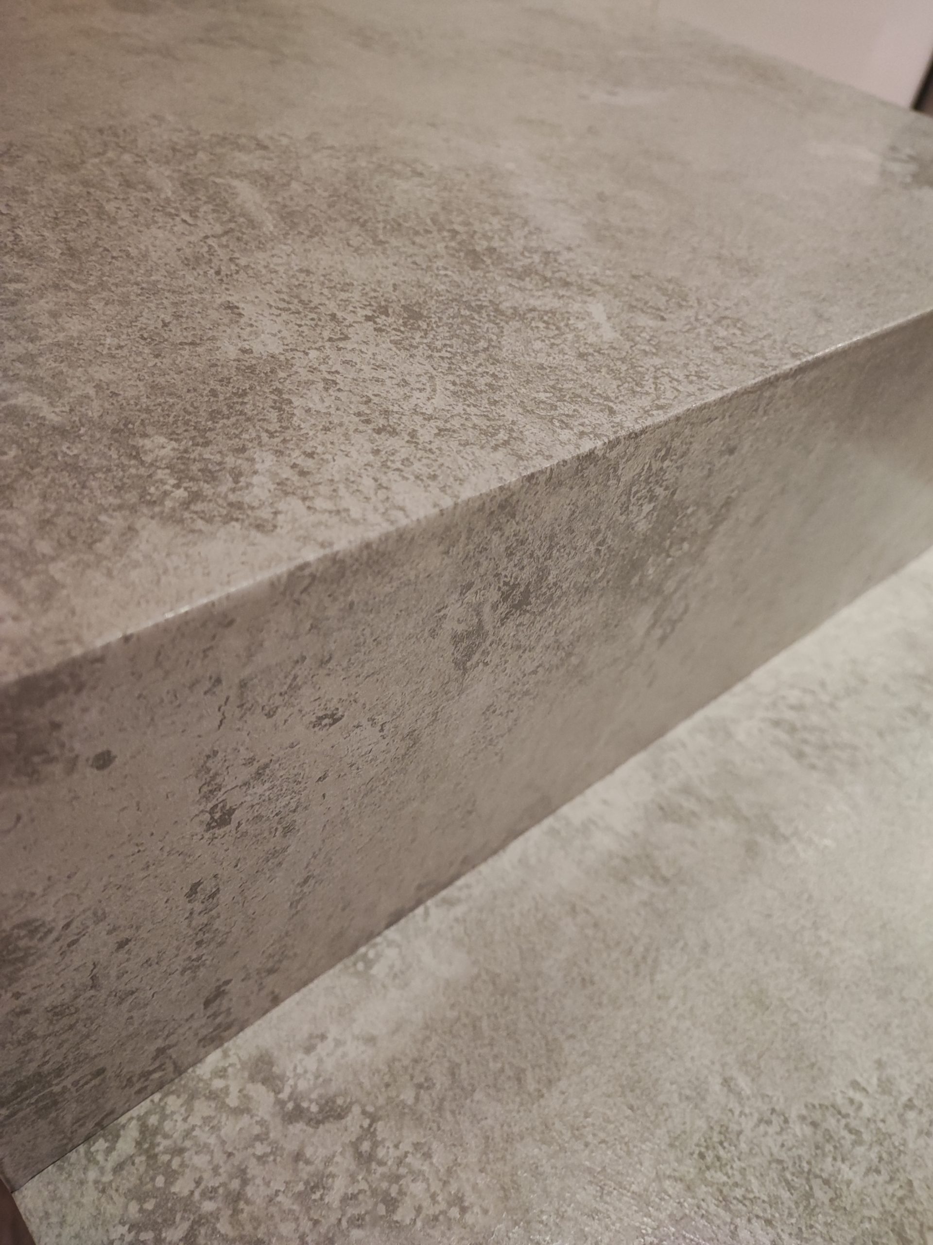 Sofabord af plader med dekorplast