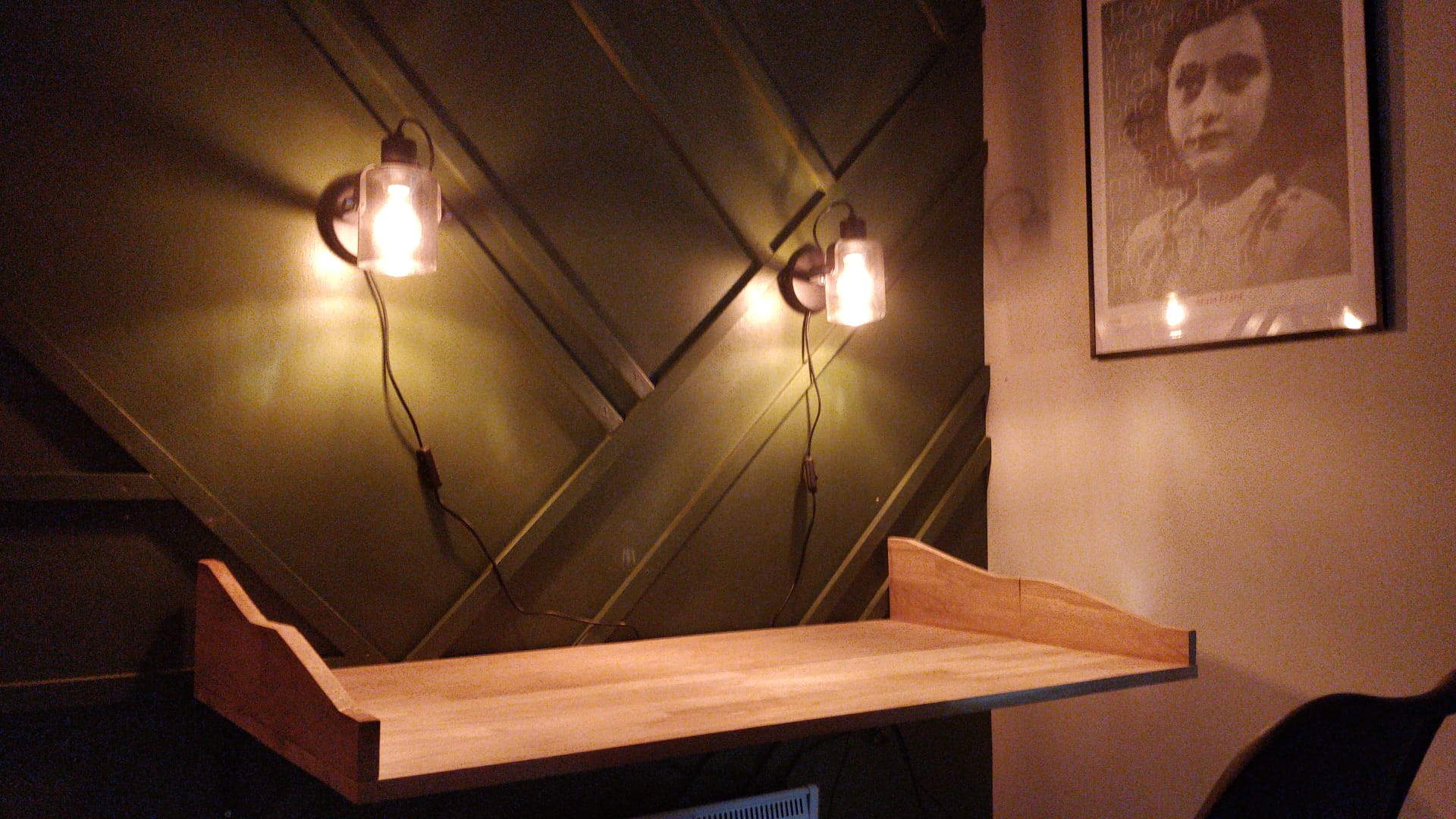 2-i-1 hylde og arbejdsstation