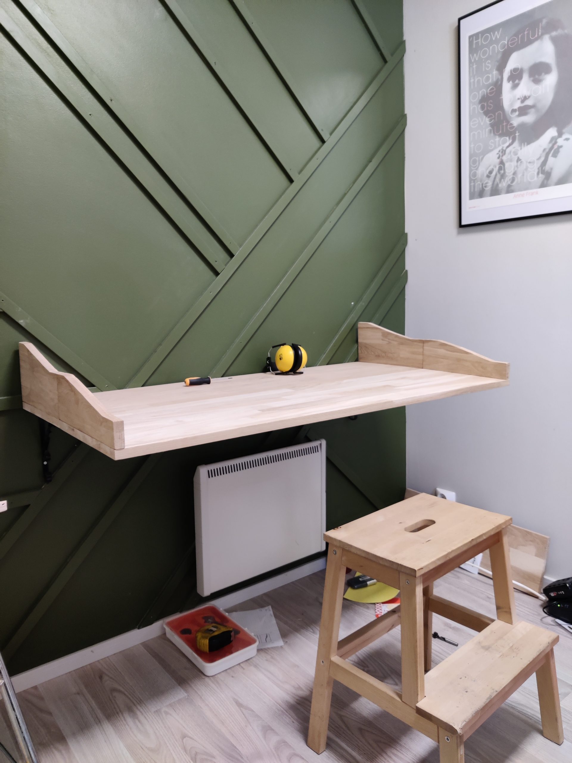 2-i-1 hylde og arbejdsstation