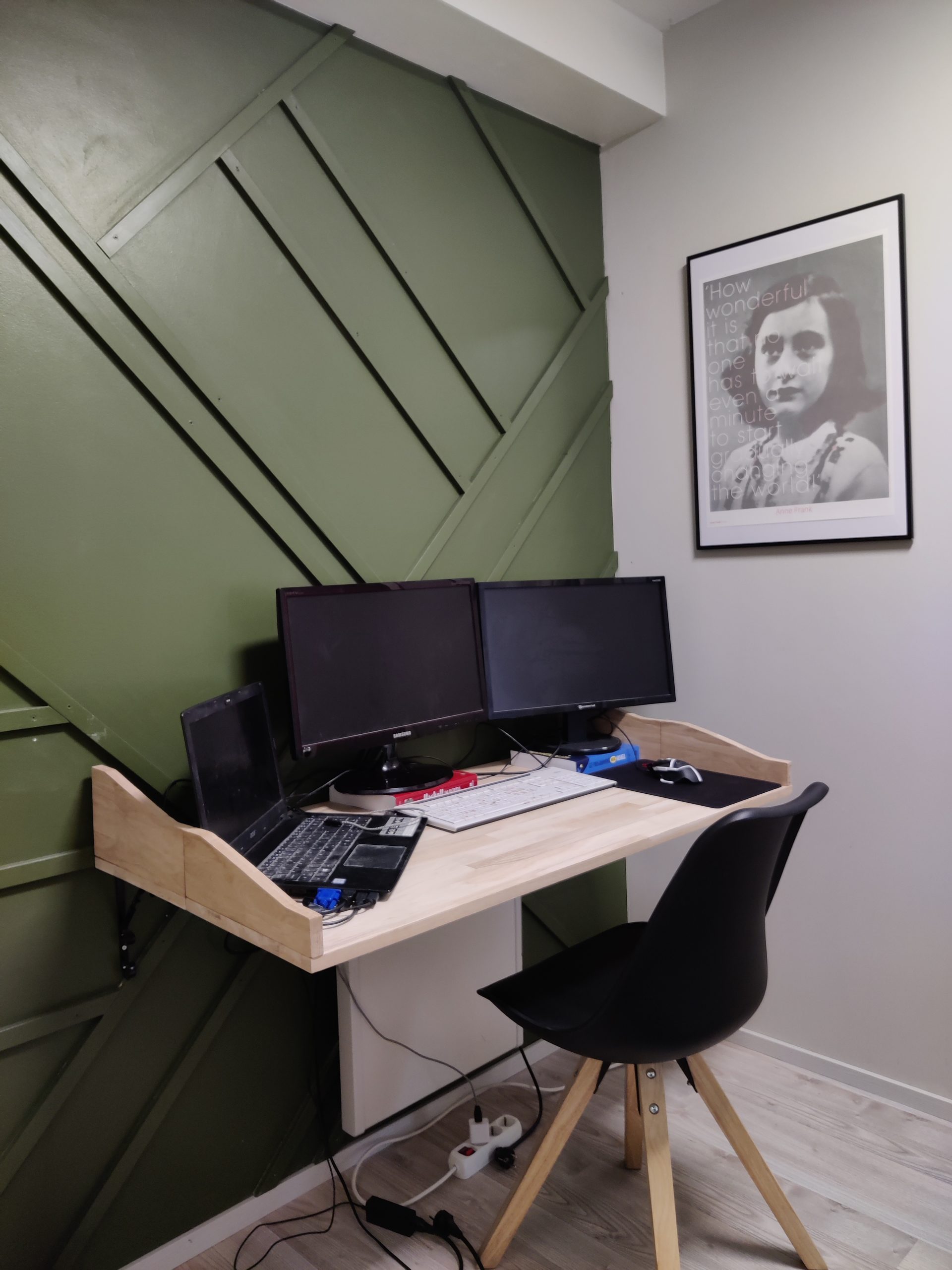 2-i-1 hylde og arbejdsstation