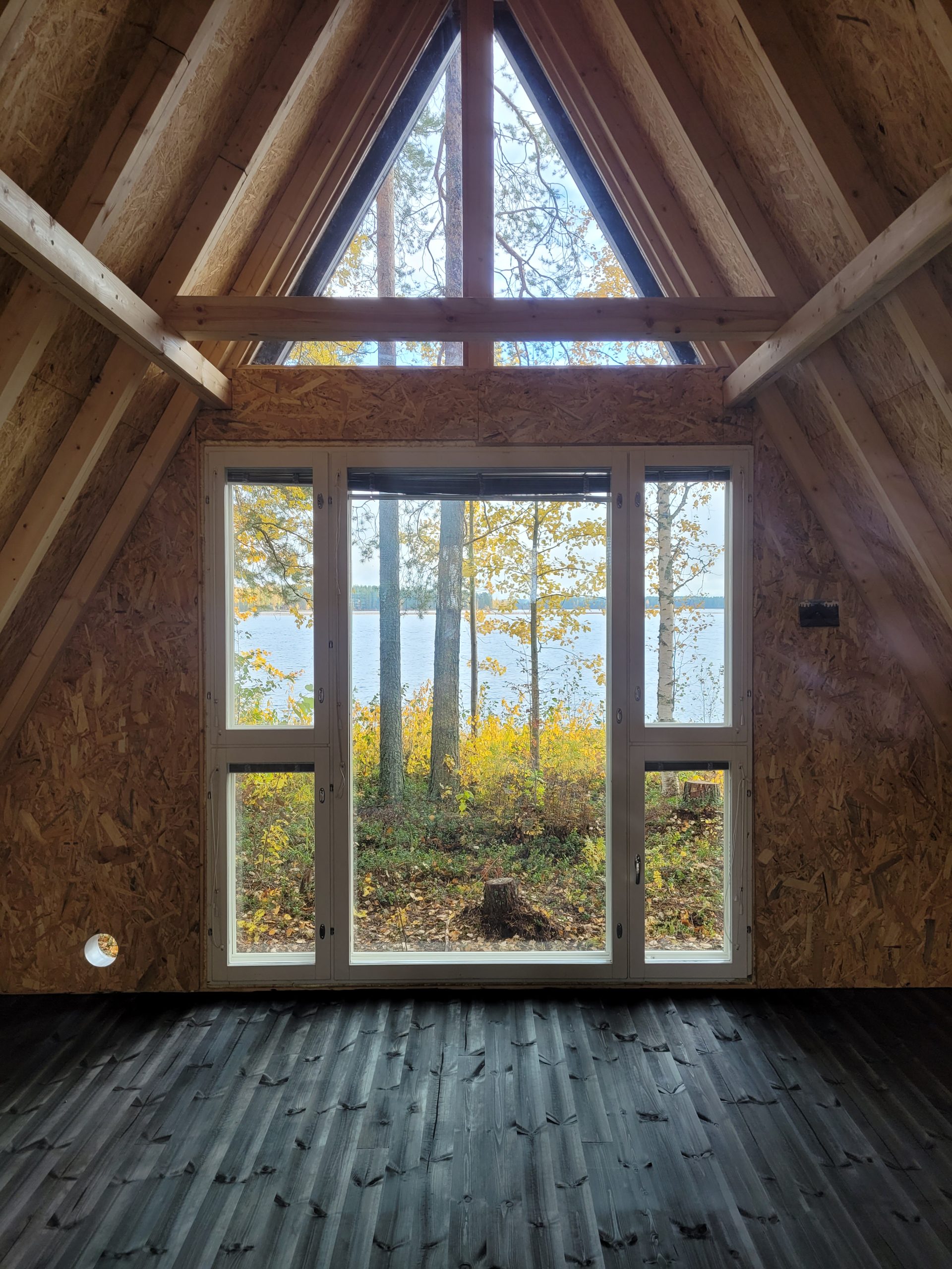 Gäststuga med återvunna fönster