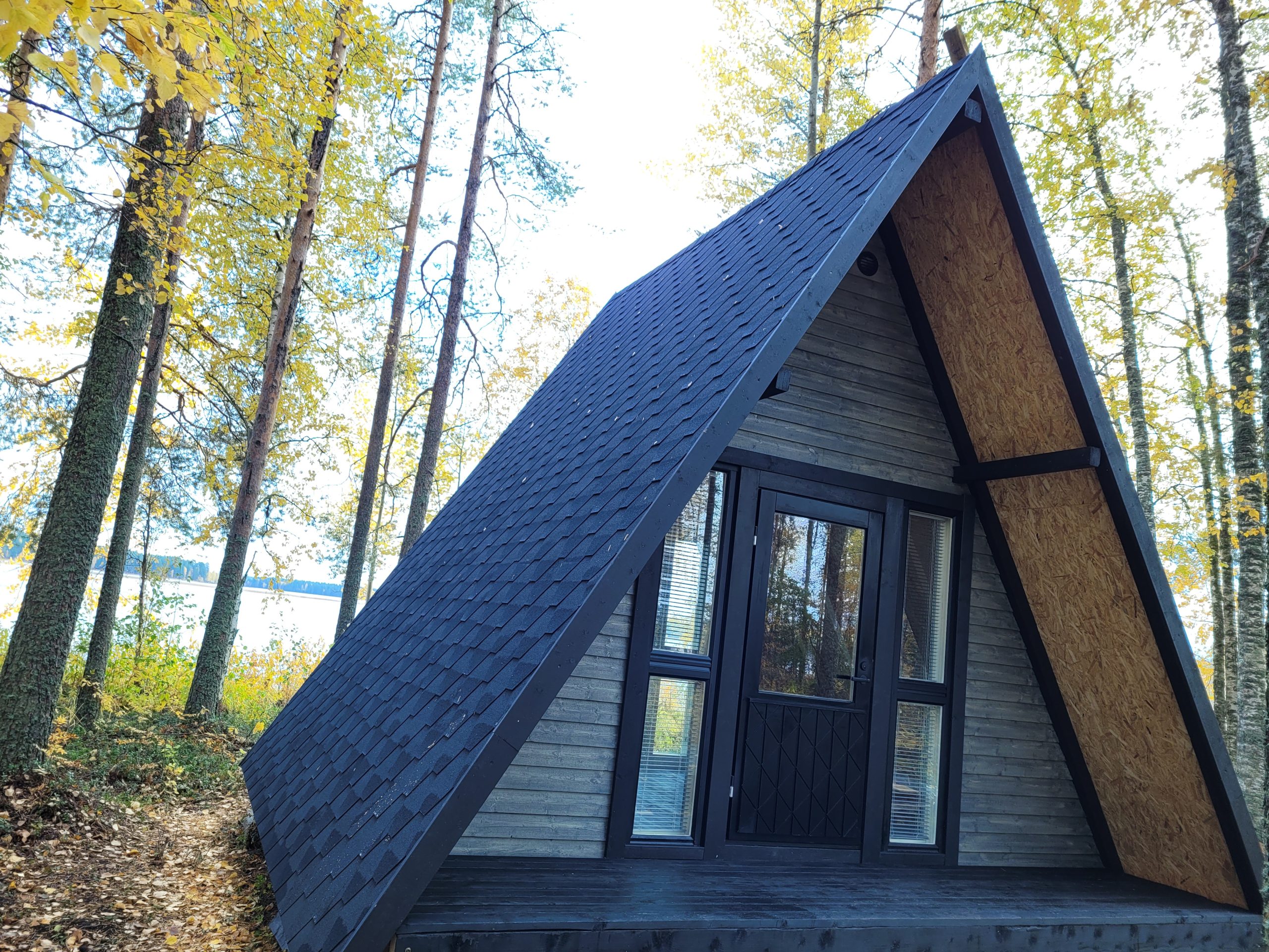 Gäststuga med återvunna fönster