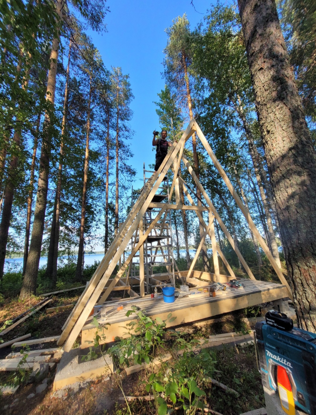 Gäststuga med återvunna fönster