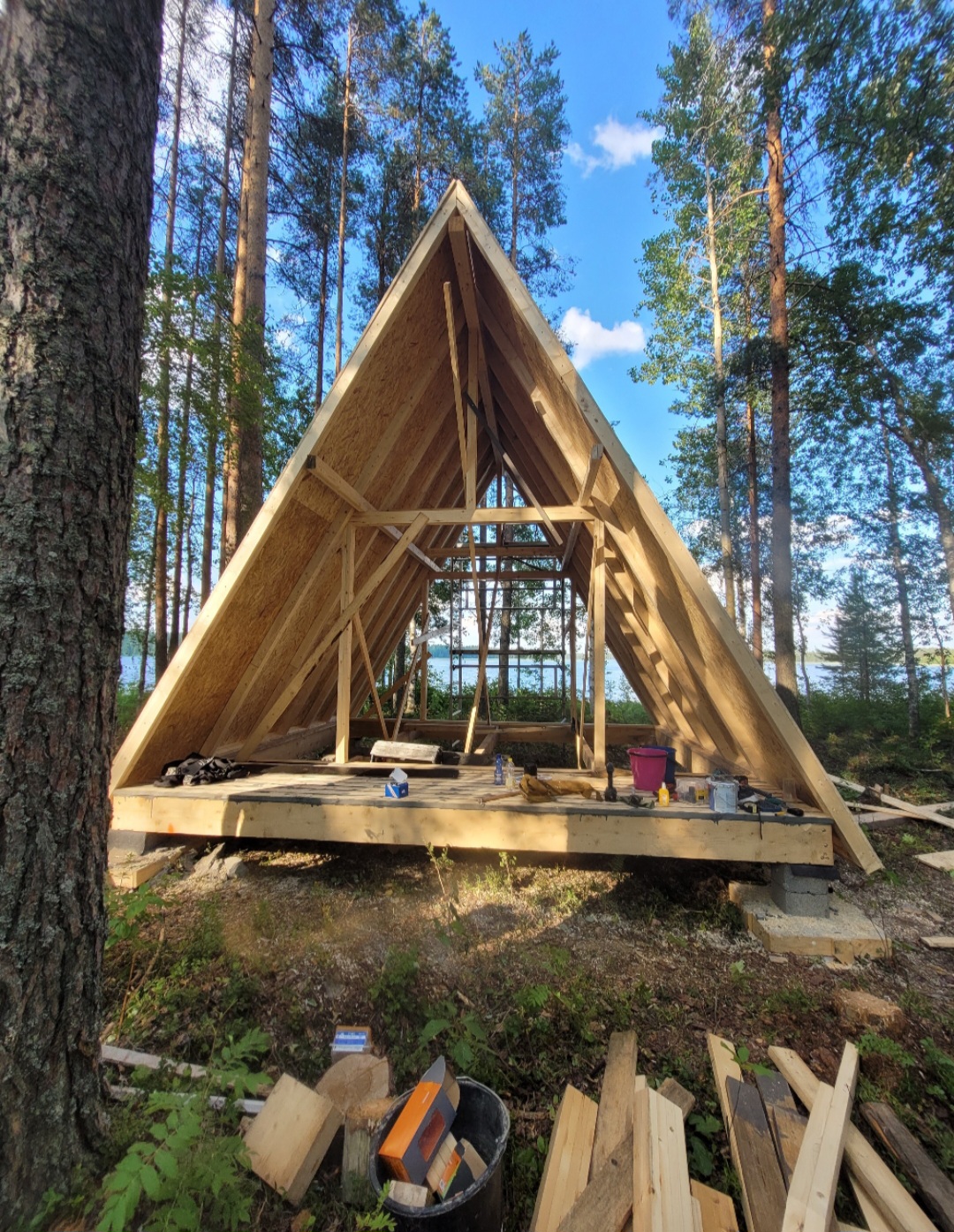 Gäststuga med återvunna fönster