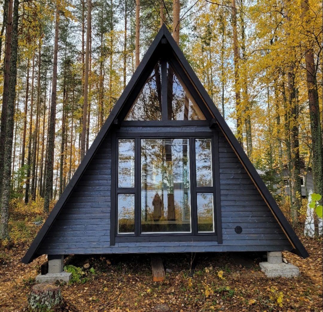 Gäststuga med återvunna fönster
