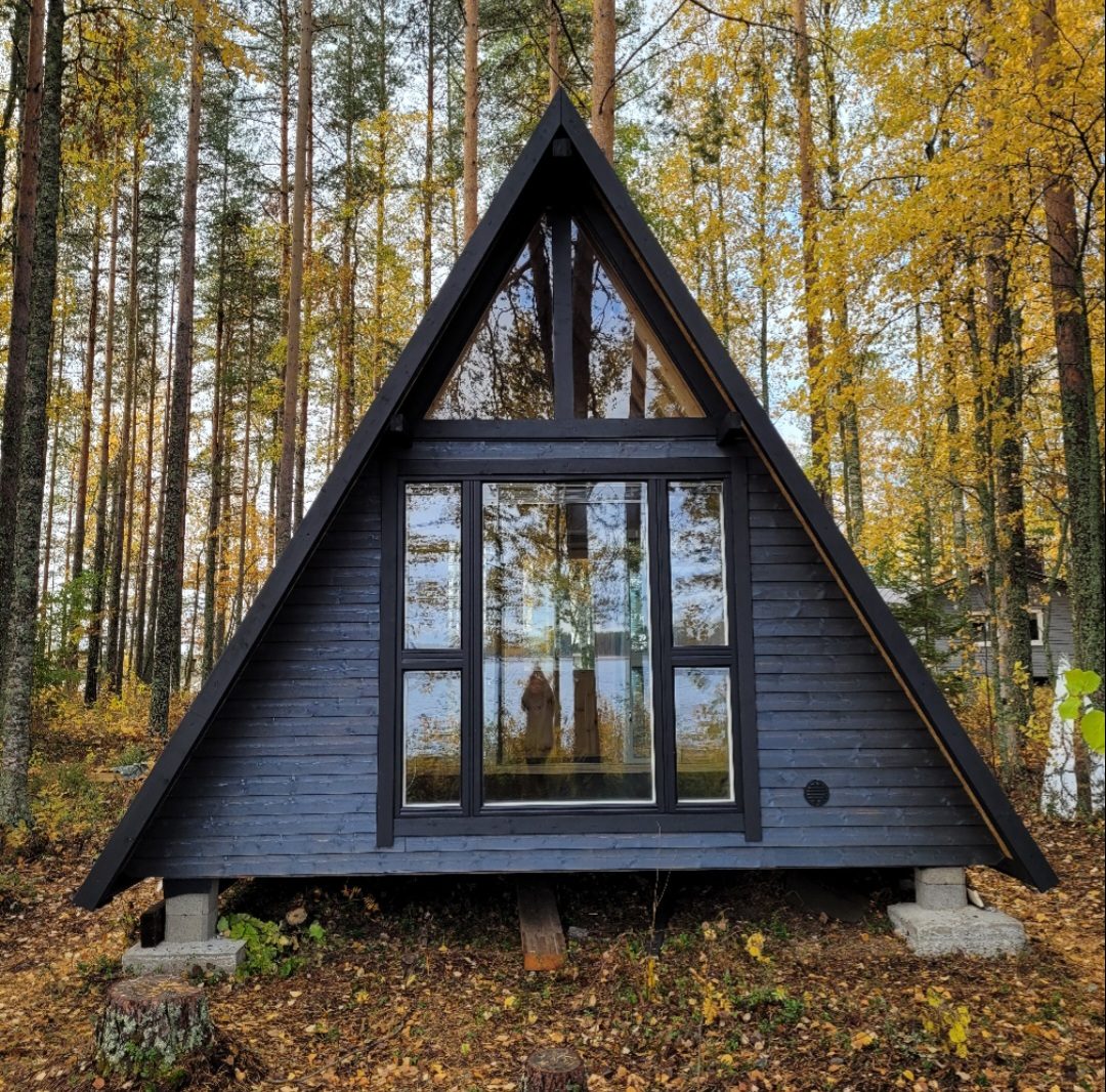 Vierasmaja kierrätysikkunoilla