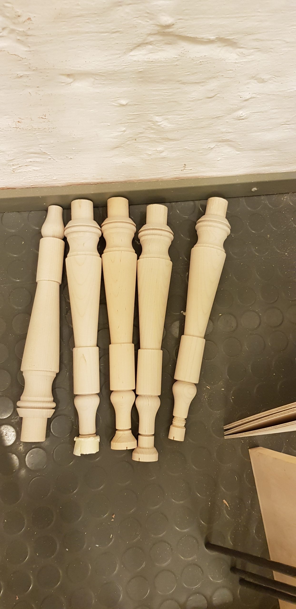 Bord med fire skuffer