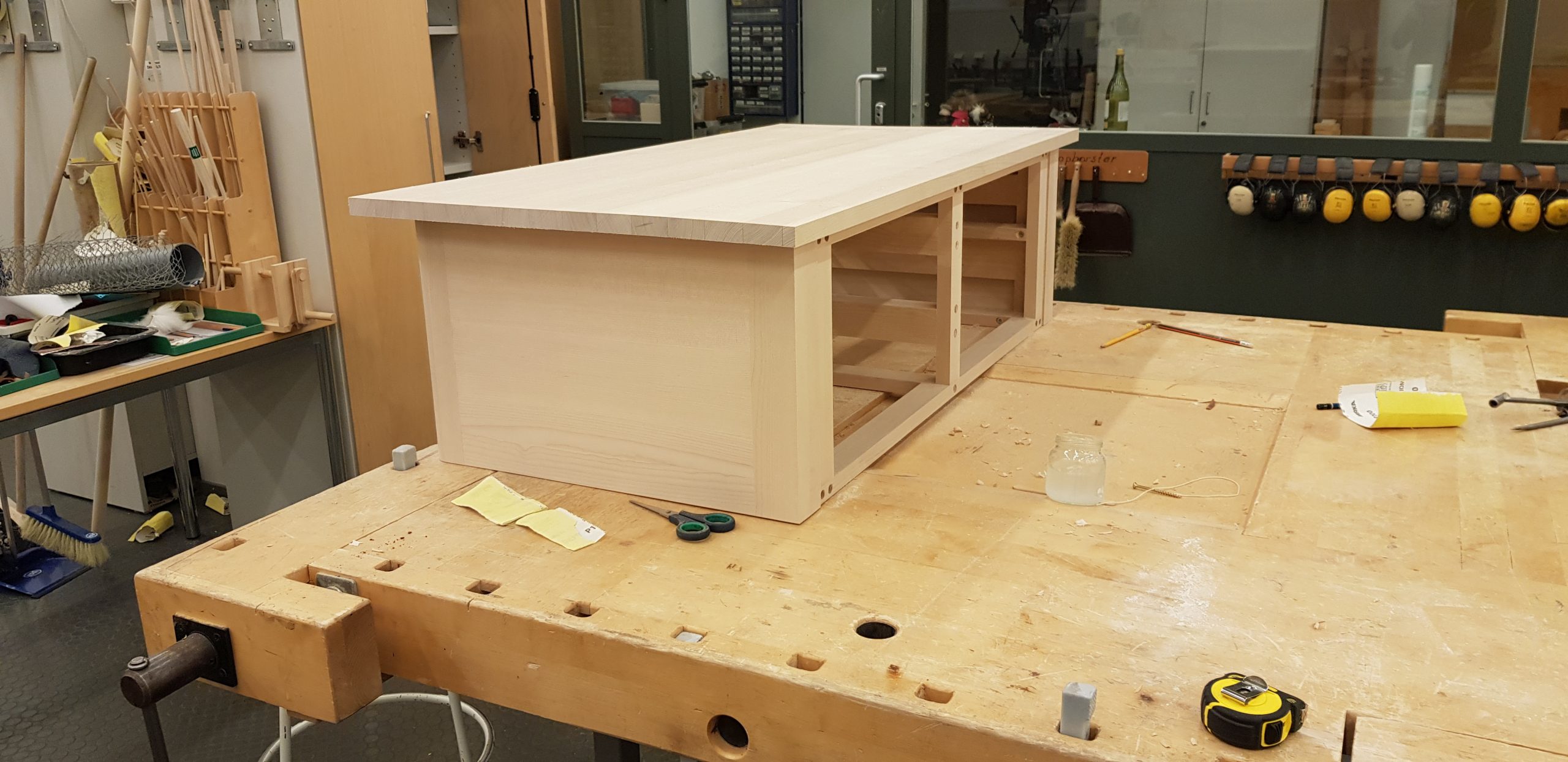 Bord med fire skuffer